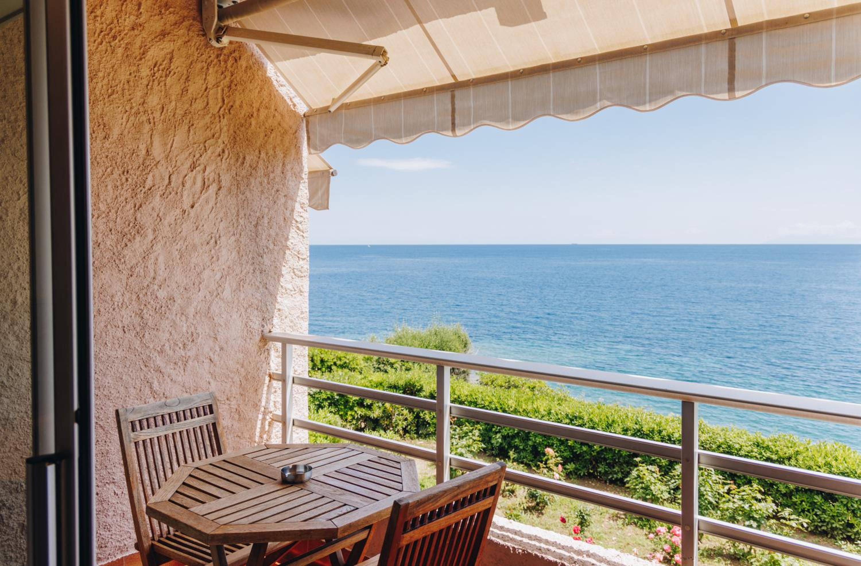Standard Triple Room with Sea View - Photo 5