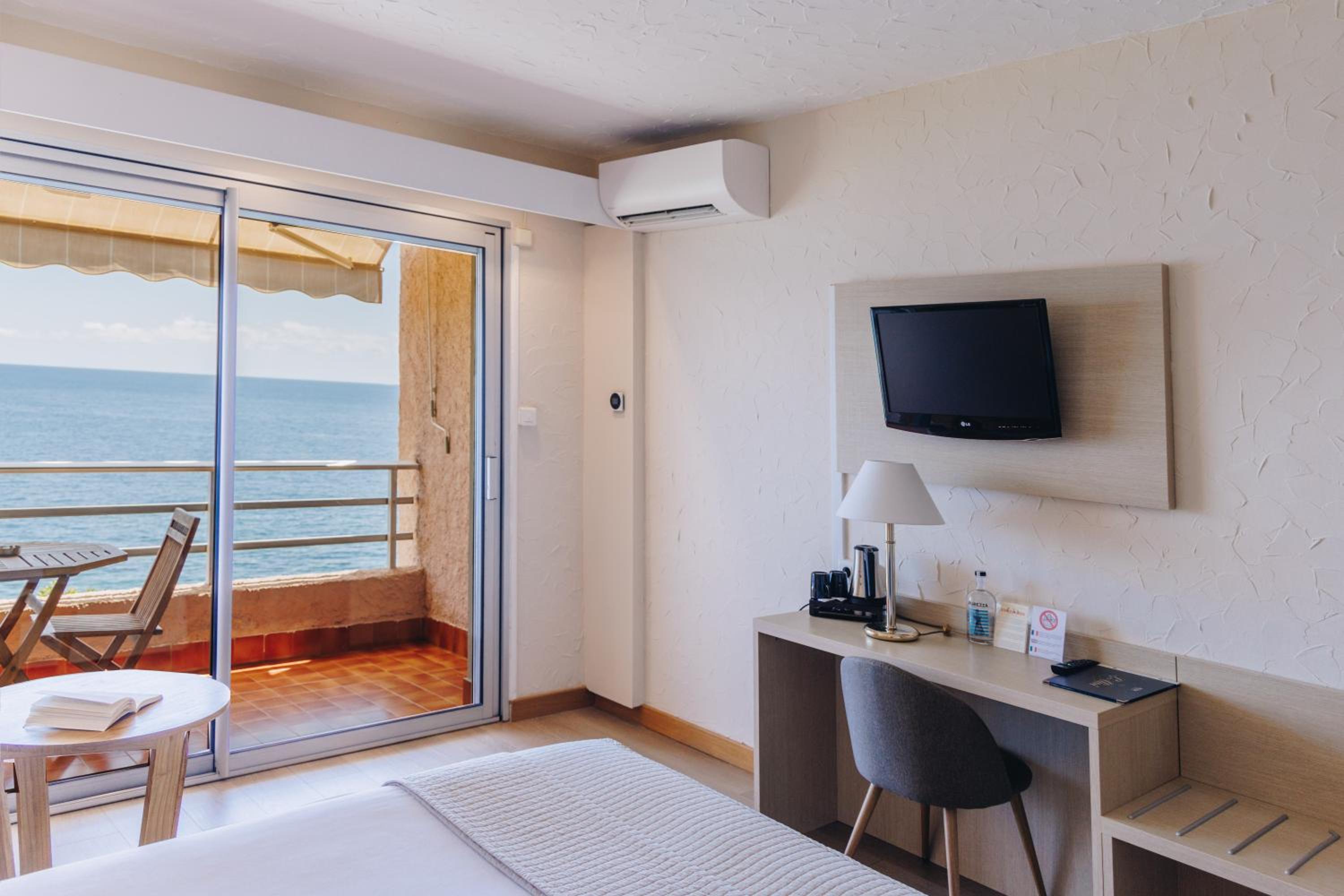 Standard Triple Room with Sea View - Photo 6