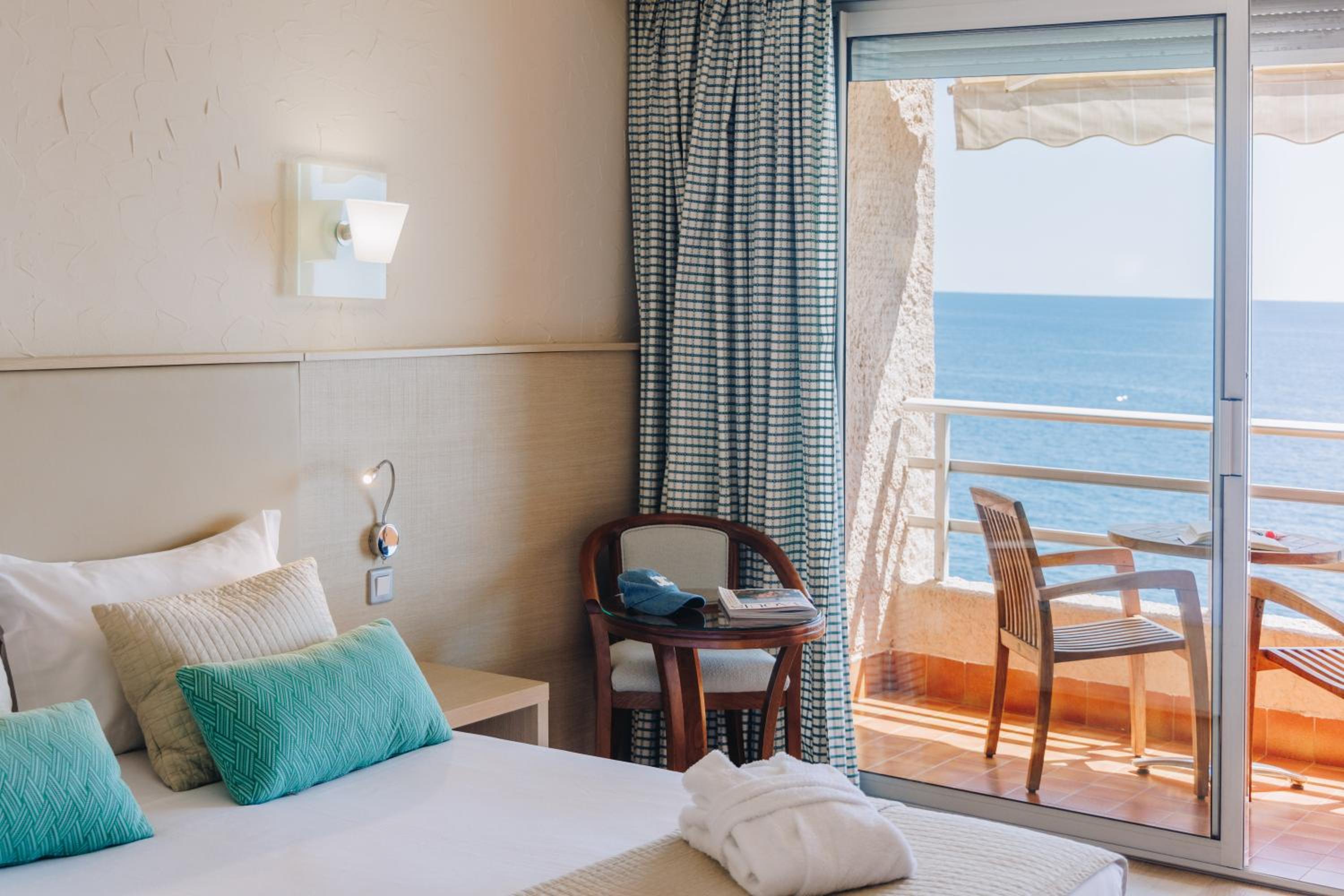 Standard Triple Room with Sea View - Photo 8