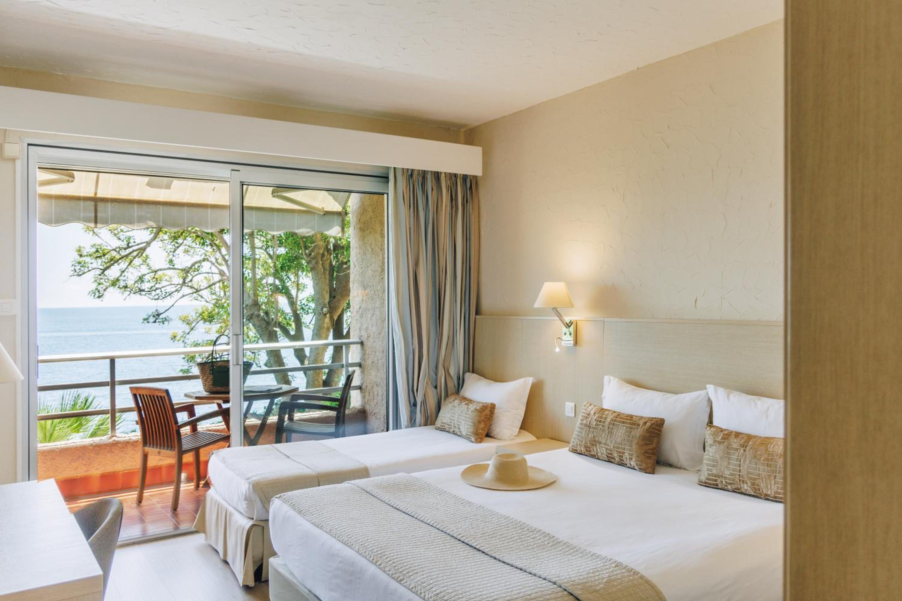 Standard Triple Room with Sea View - Photo 2