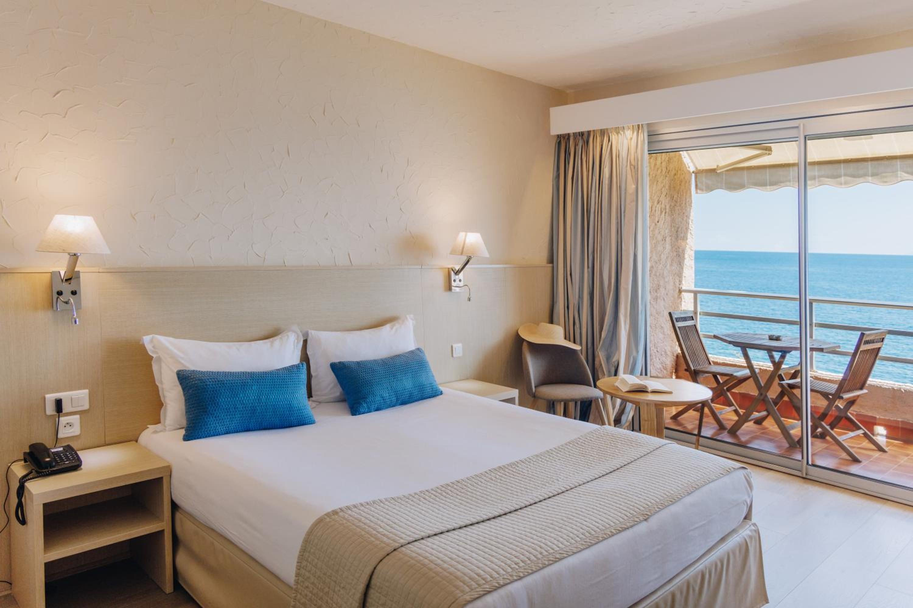 Standard Triple Room with Sea View - Photo 7