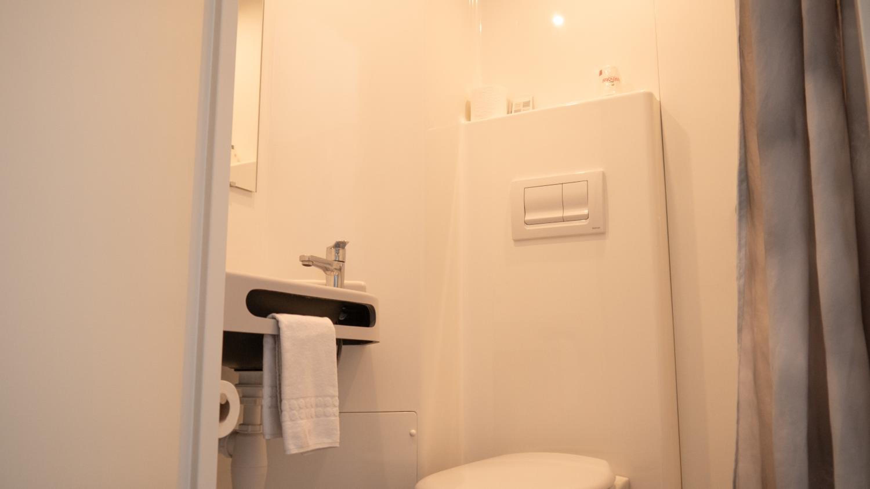 Double Room with Private Bathroom - Photo 2