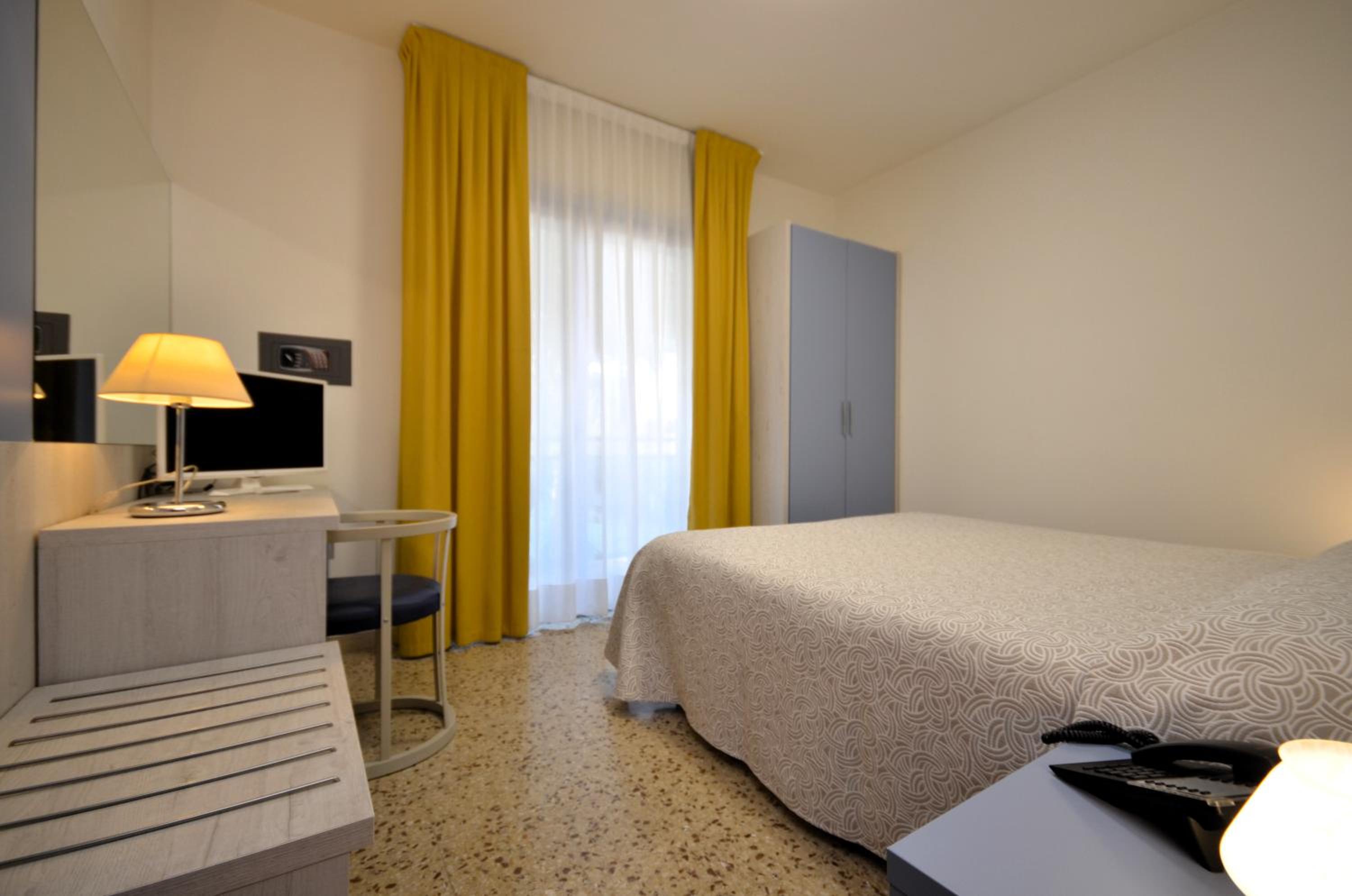 Single Room with Private Bathroom photo 2