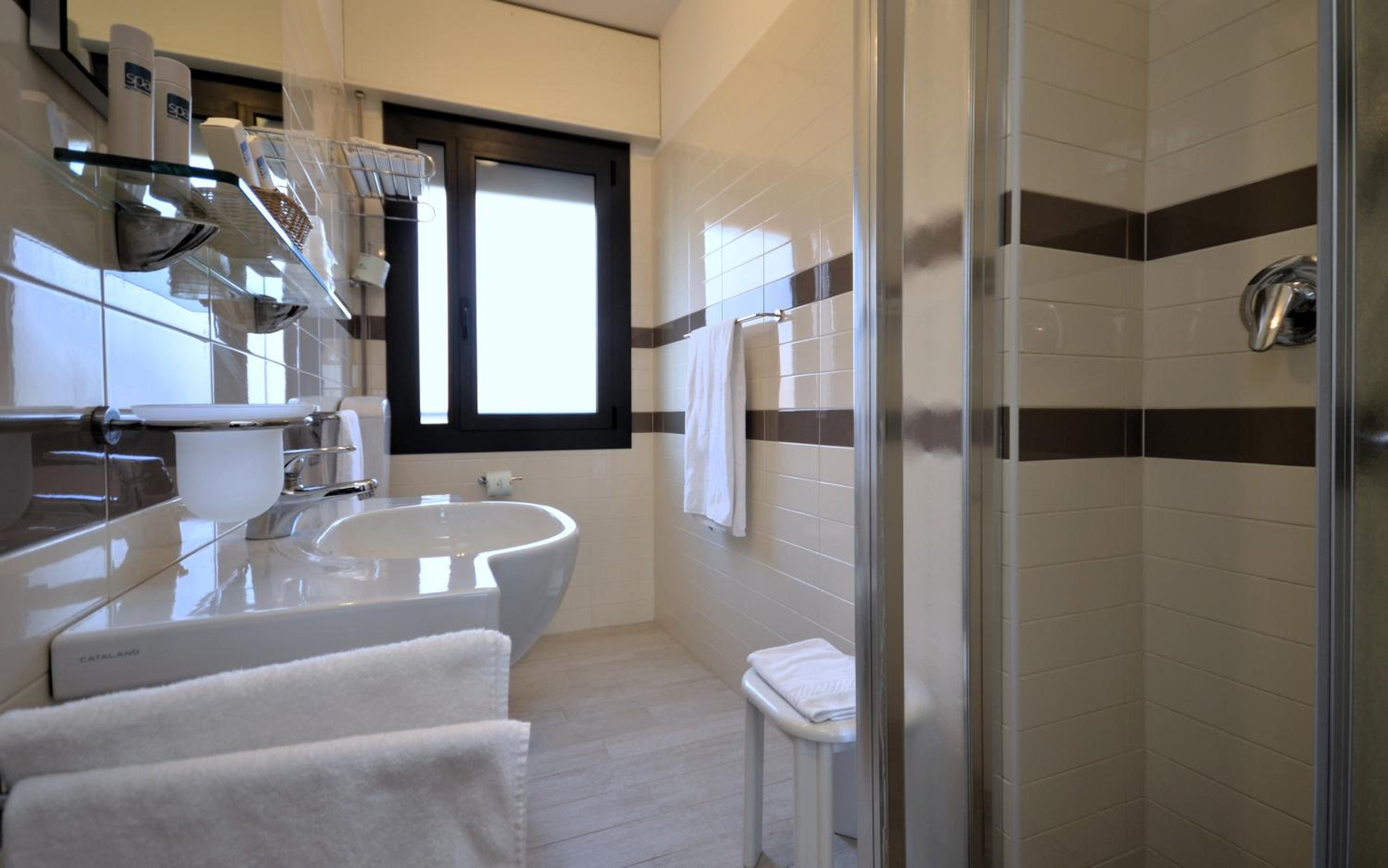 Standard Room with Balcony - Photo 8