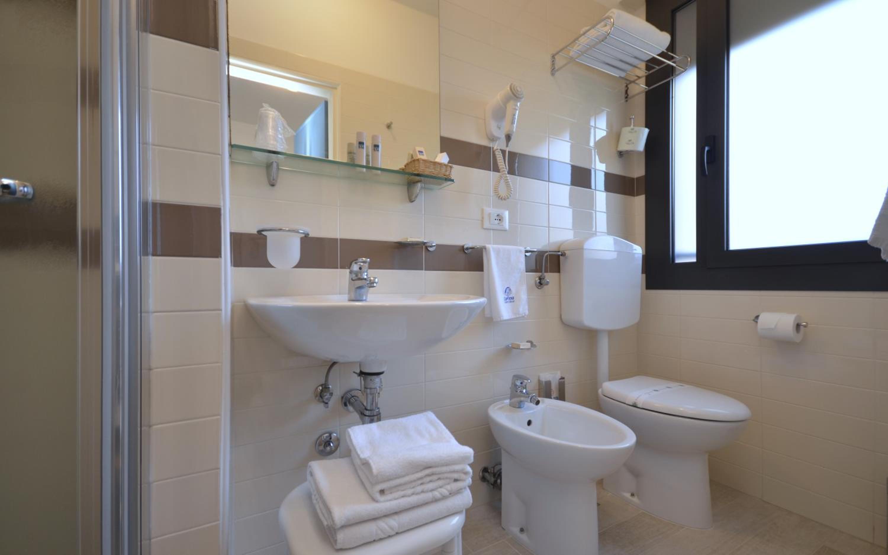 Standard Room with Balcony - Photo 7