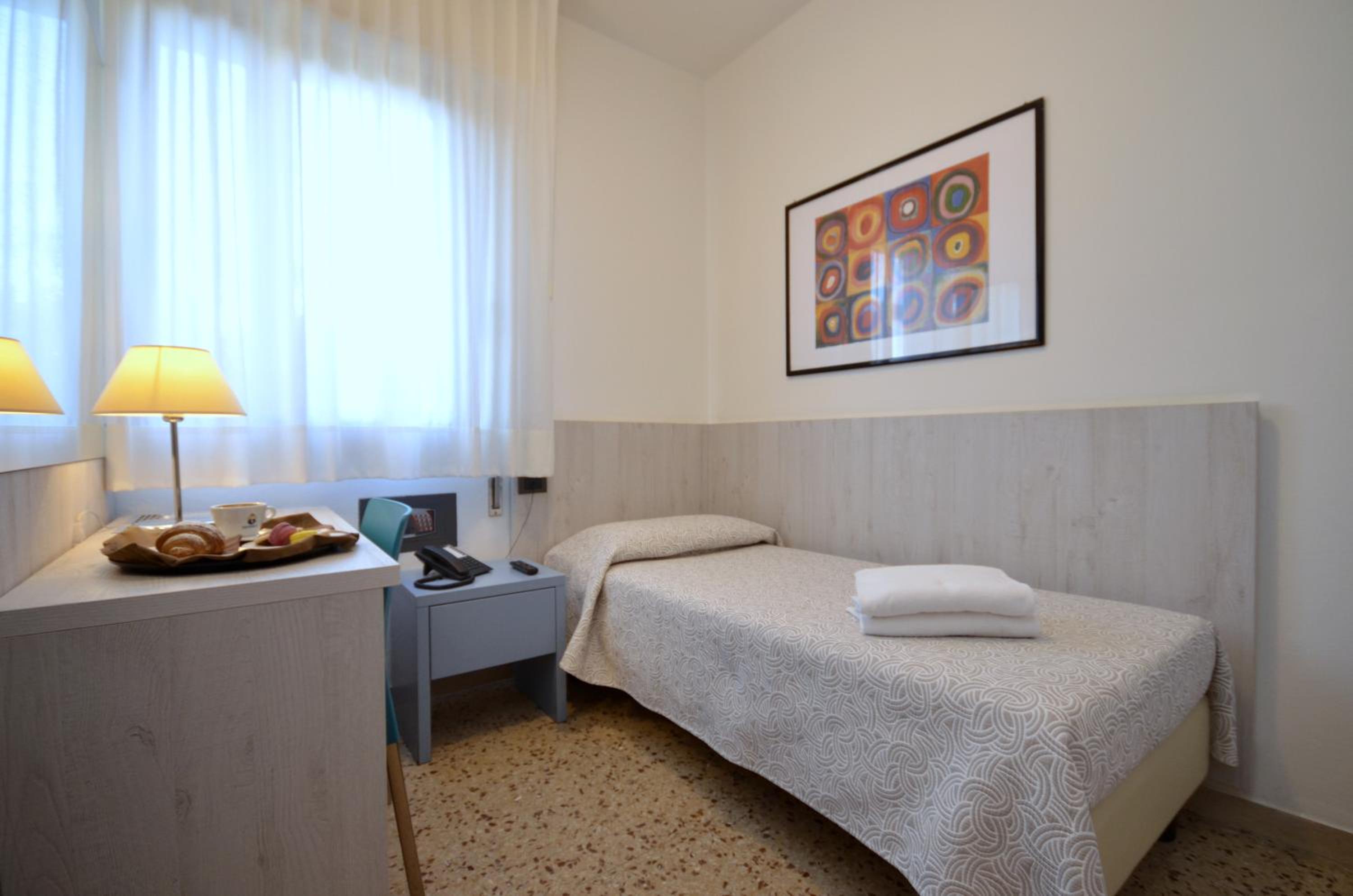 Single Room with Private Bathroom photo 1
