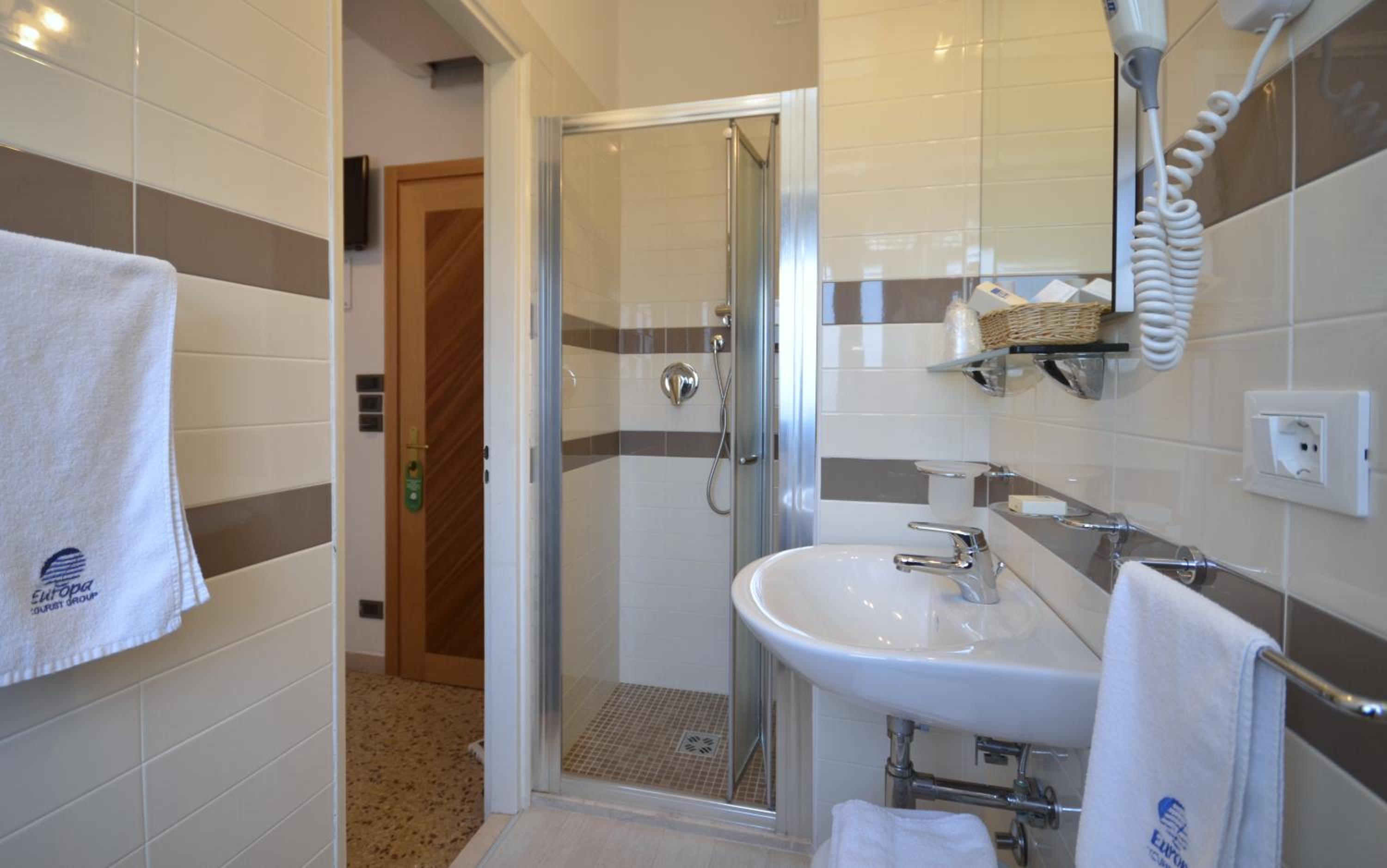 Standard Room with Balcony - Photo 6