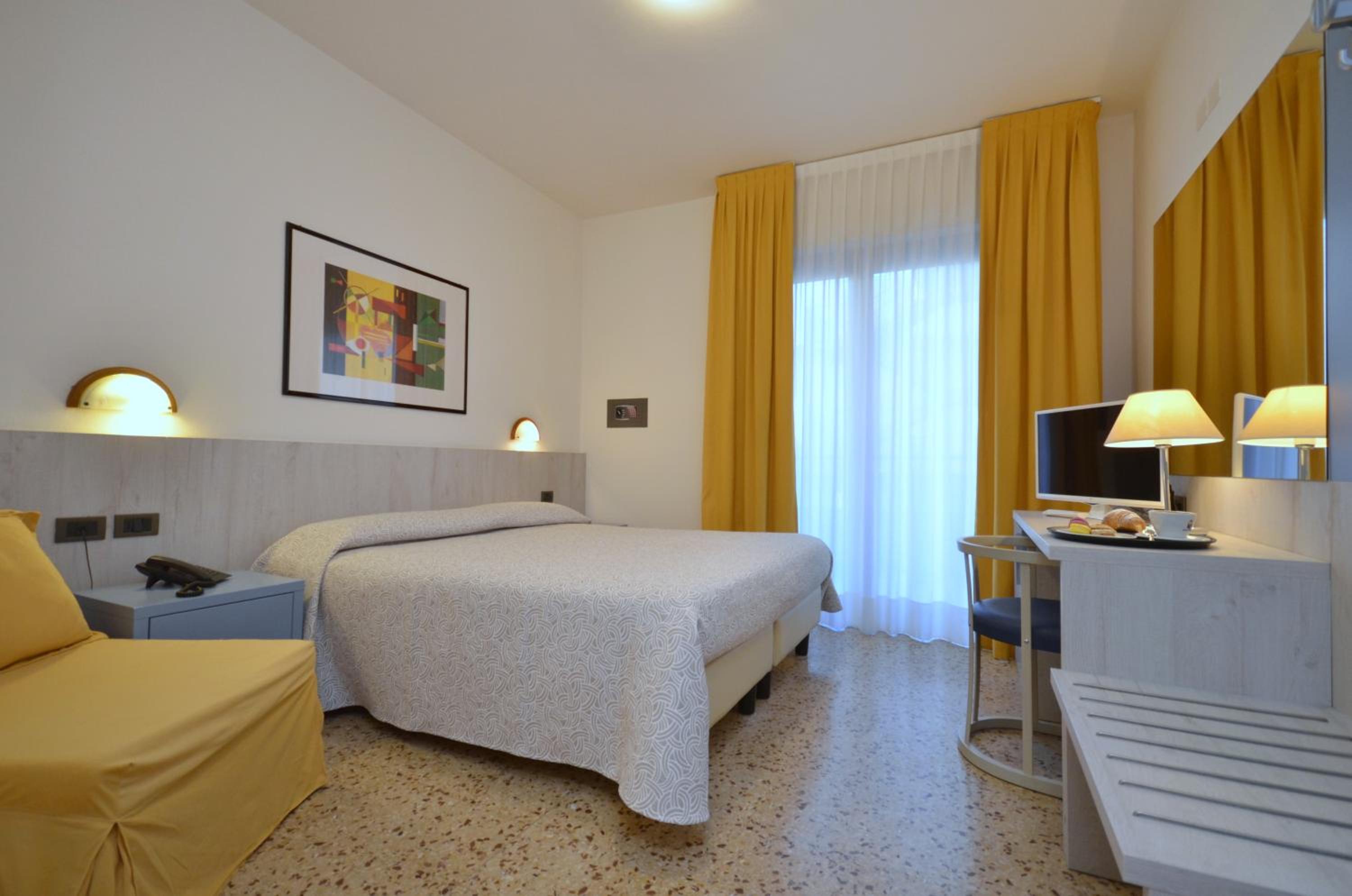 Standard Room with Balcony - Photo 1