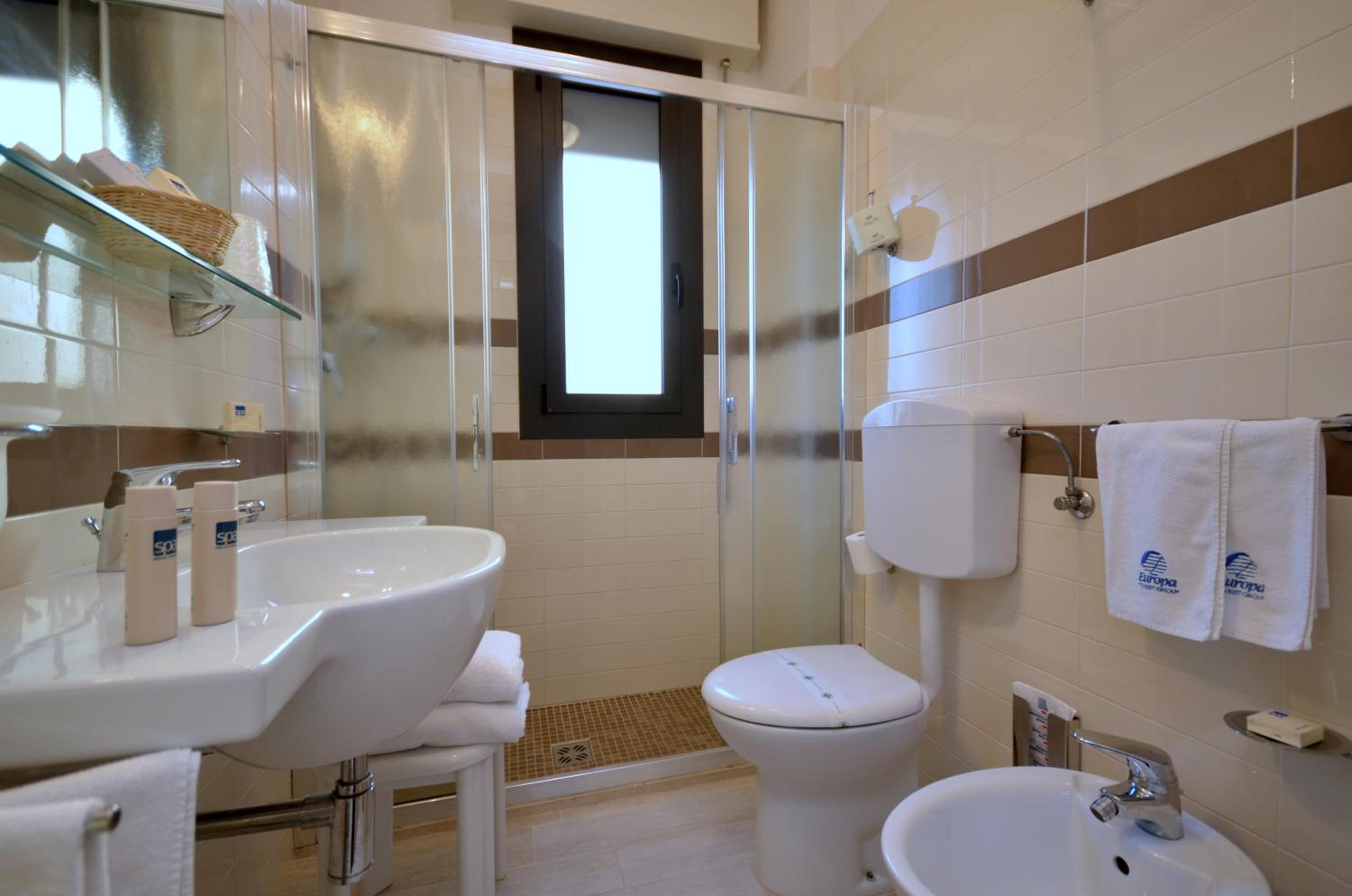 Standard Room with Balcony - Photo 5