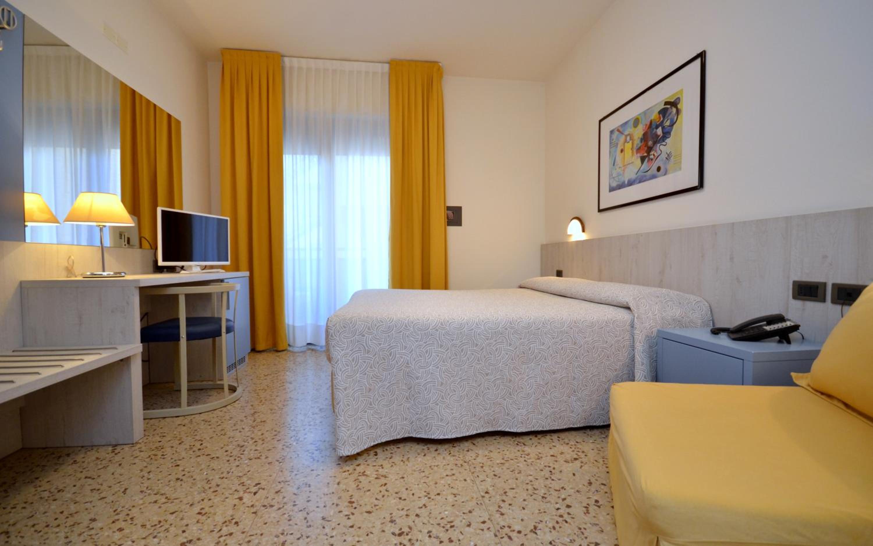 Standard Room with Balcony - Photo 2