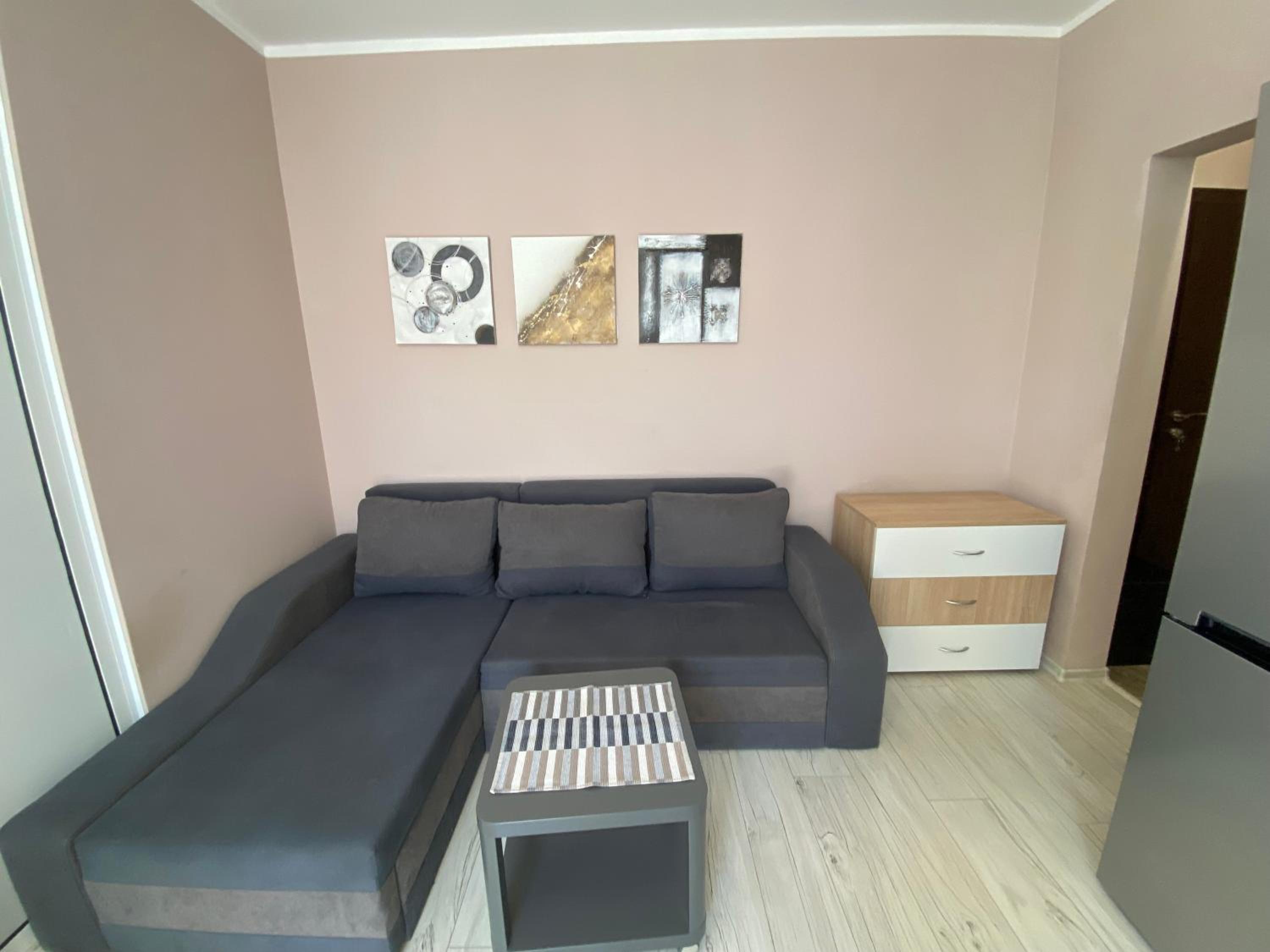 One-Bedroom Apartment photo 1