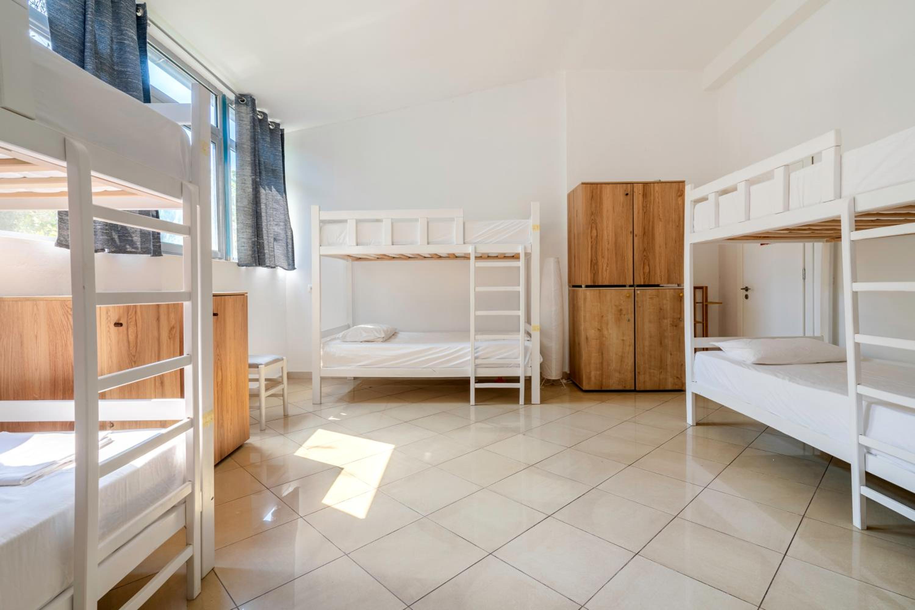 Bed in 8-Bed Mixed Dormitory Room photo 3
