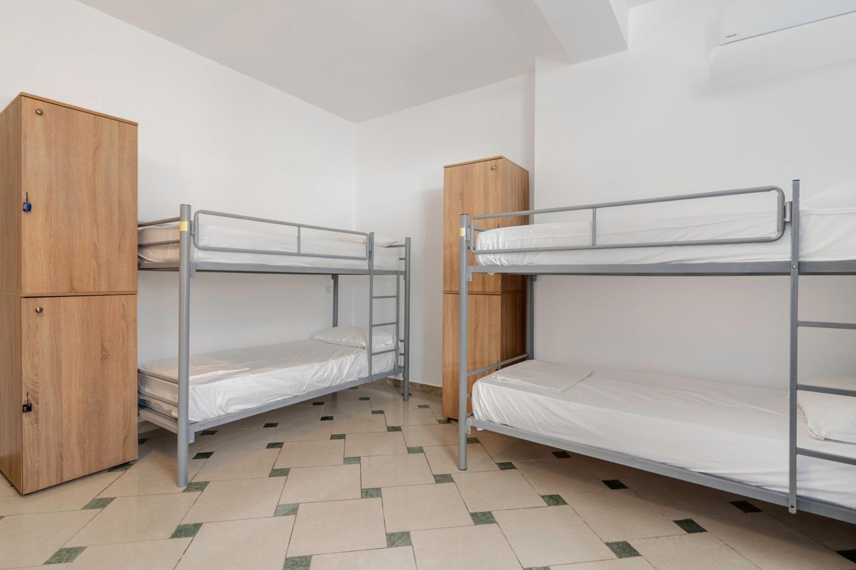 Bed in 6-Bed Mixed Dormitory Room photo 2