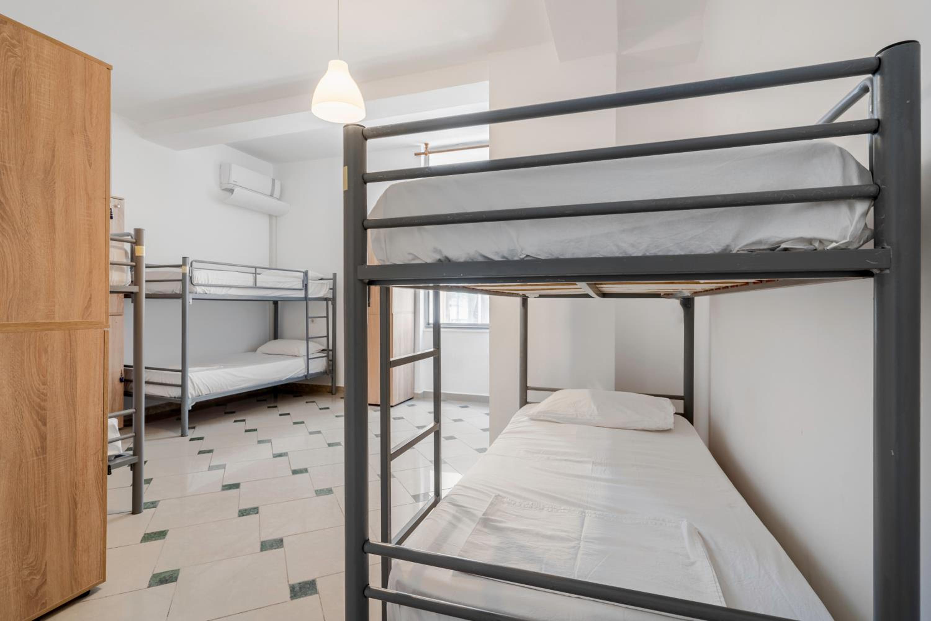 Bed in 6-Bed Mixed Dormitory Room photo 3