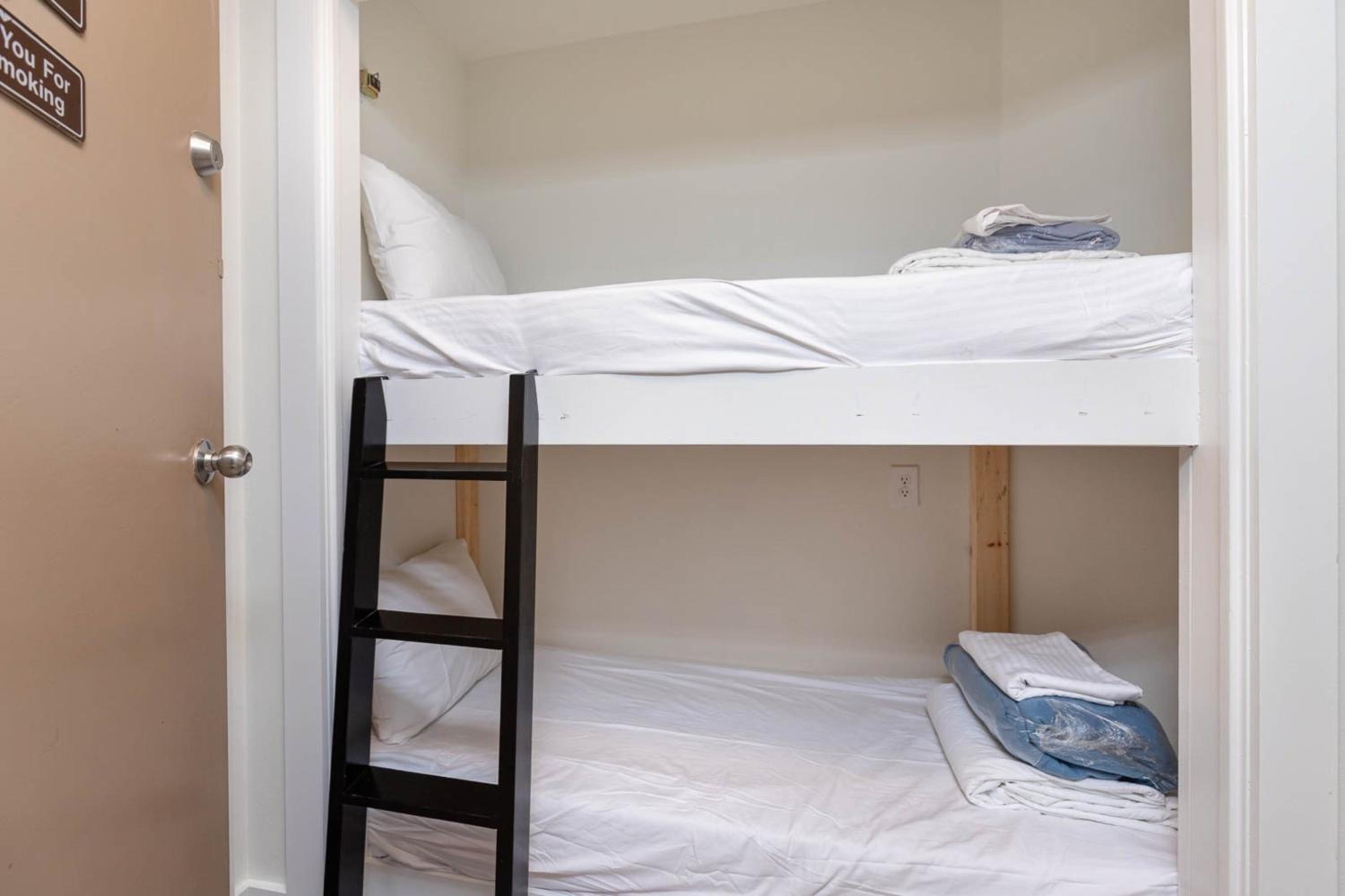 Two-Bedroom Apartment - Oceanfront  - Photo 4