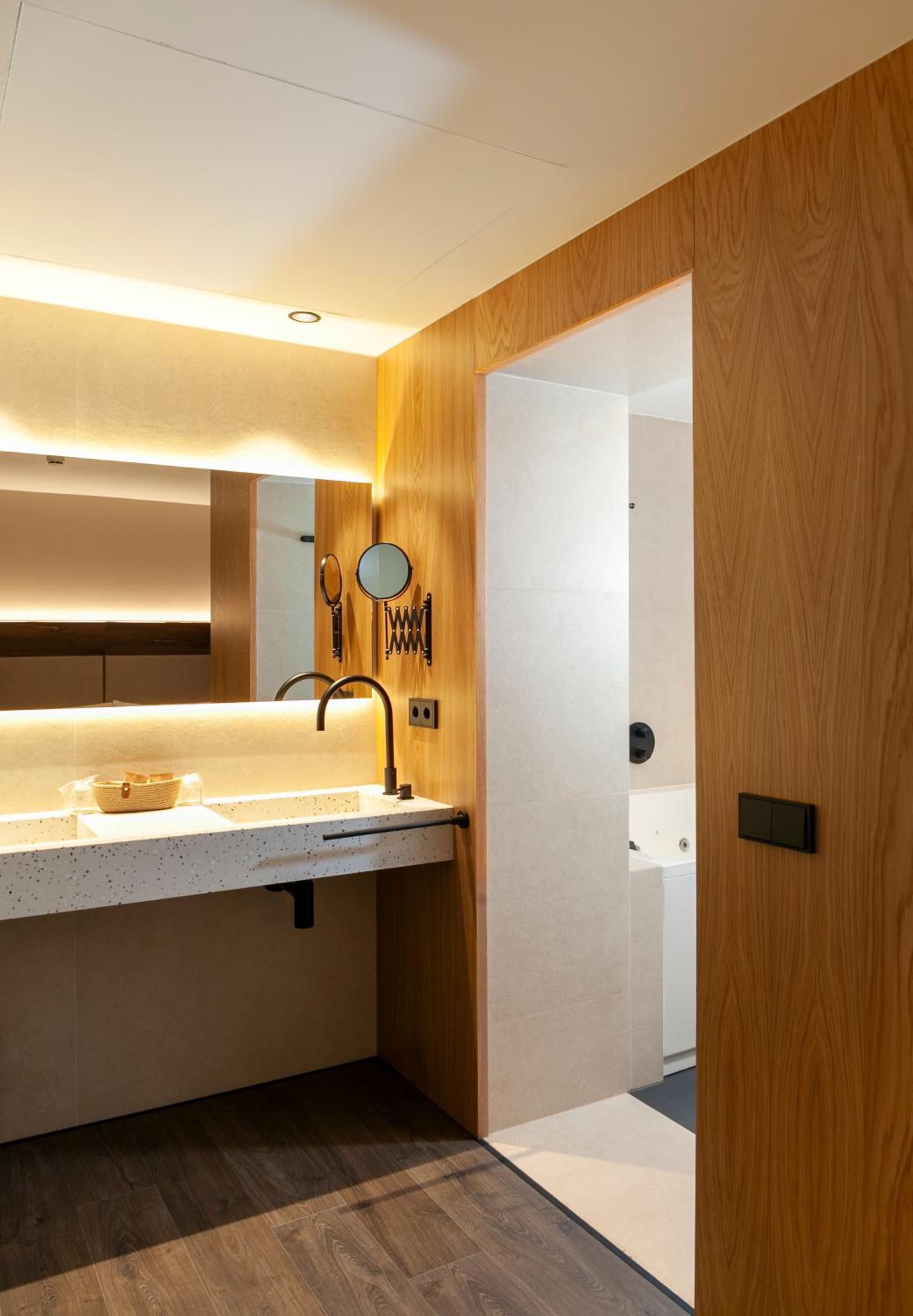 Double Room with Spa Bath photo 2