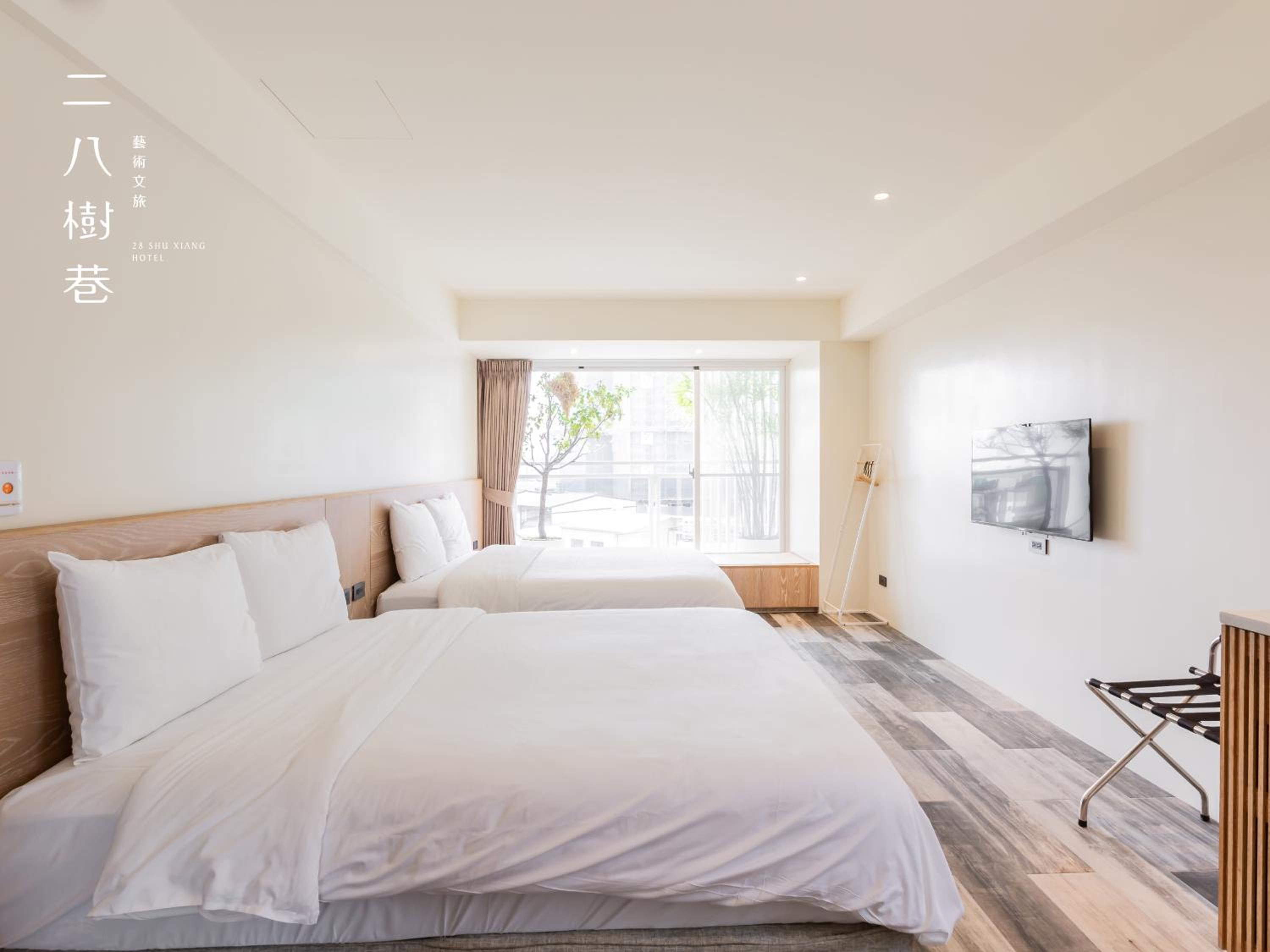 Quadruple Room with Bath - Photo 6