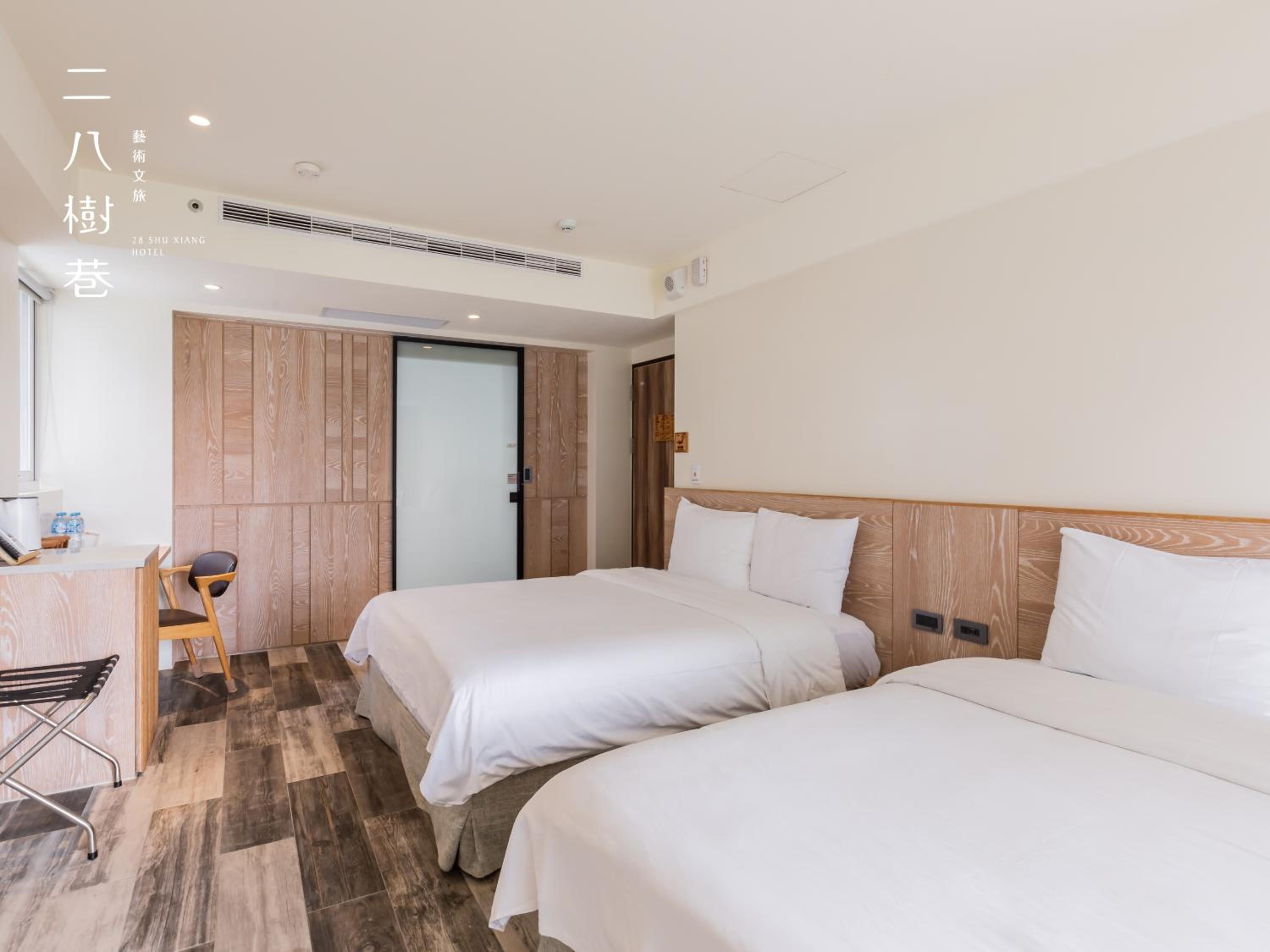 Quadruple Room with Bath - Photo 8