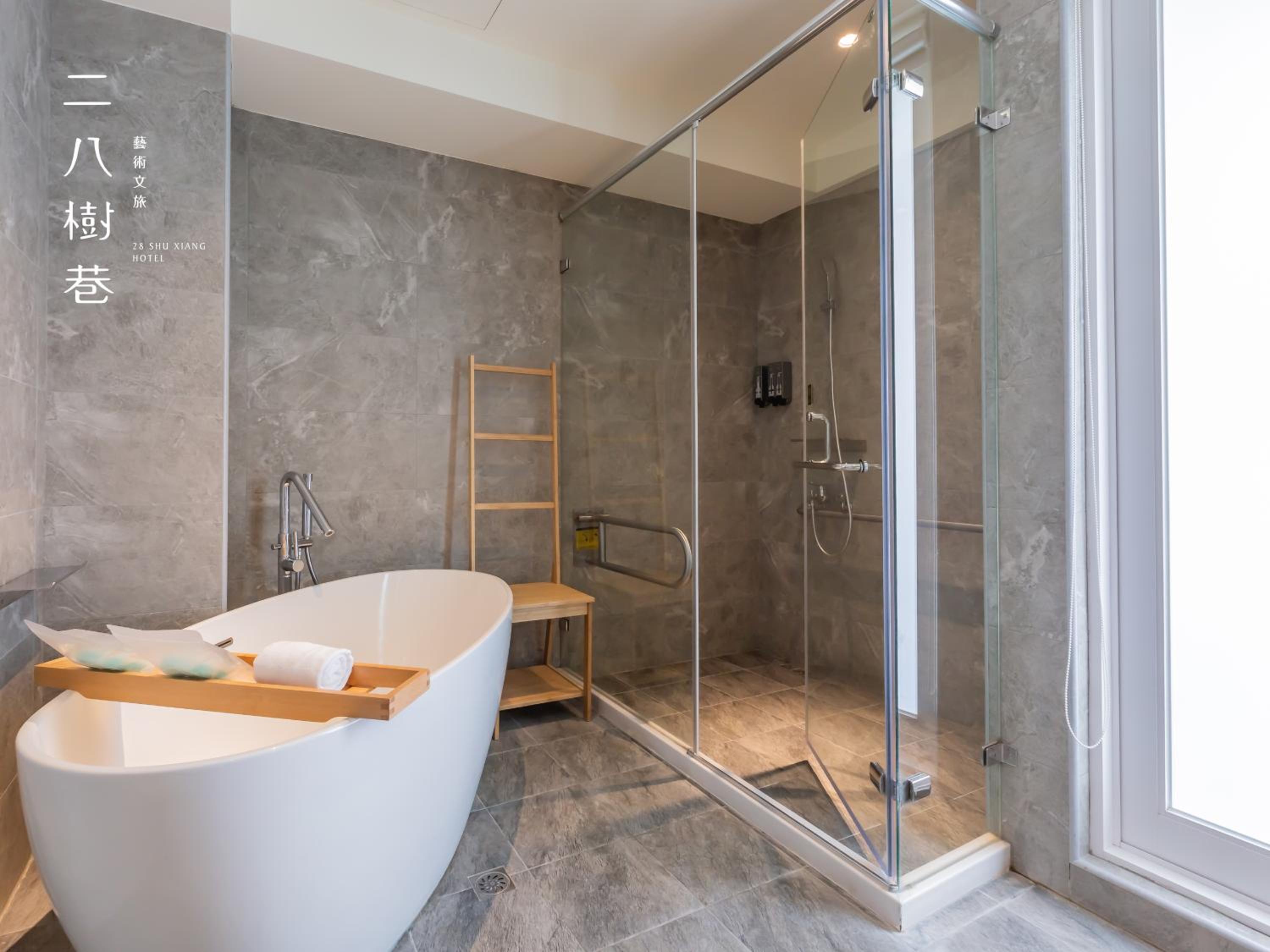 Quadruple Room with Bath - Photo 9