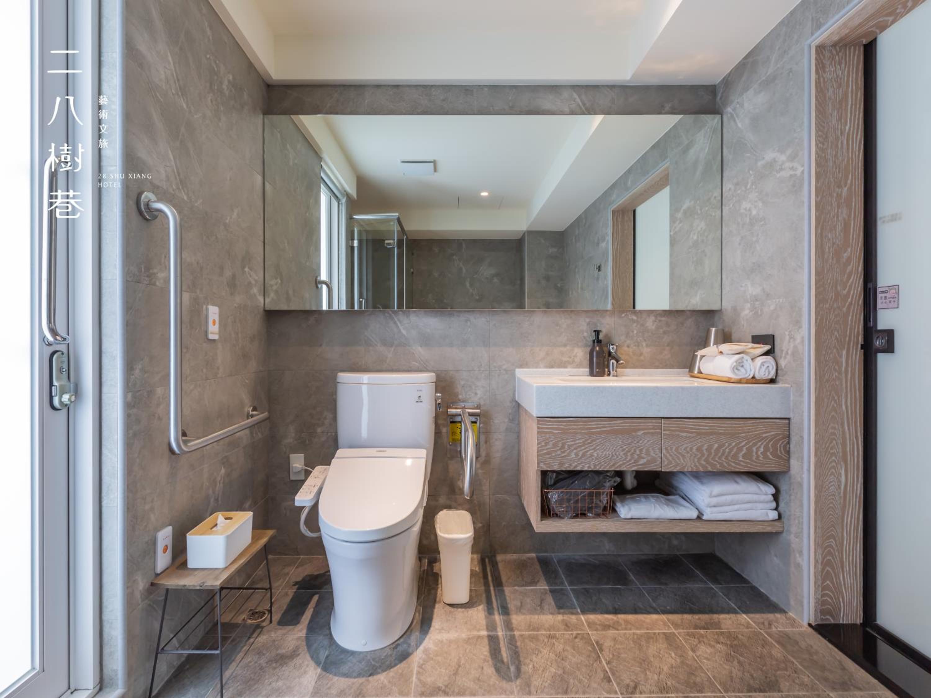 Quadruple Room with Bath - Photo 11