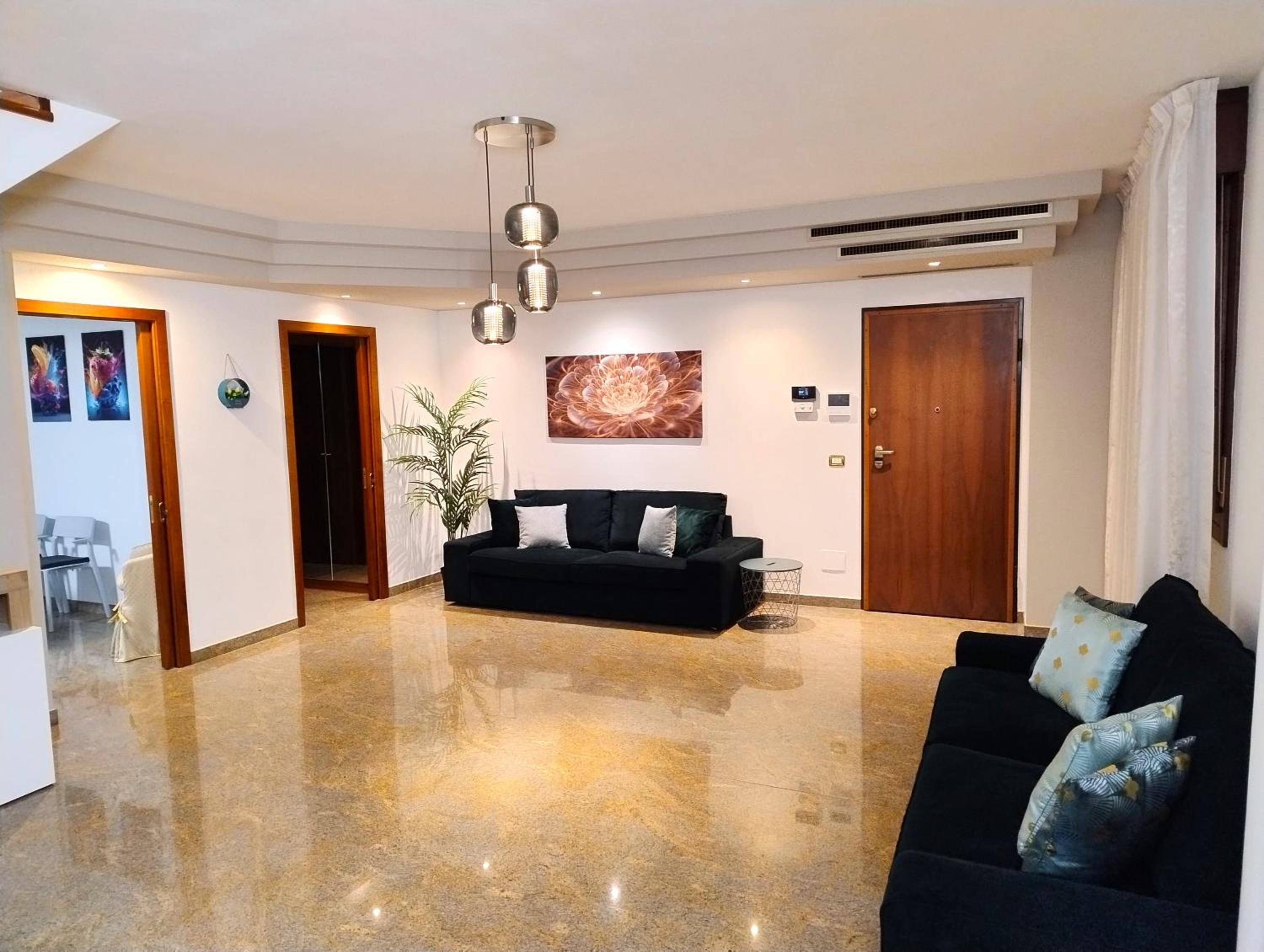 Three-Bedroom Premium Apartment with Balcony photo 1