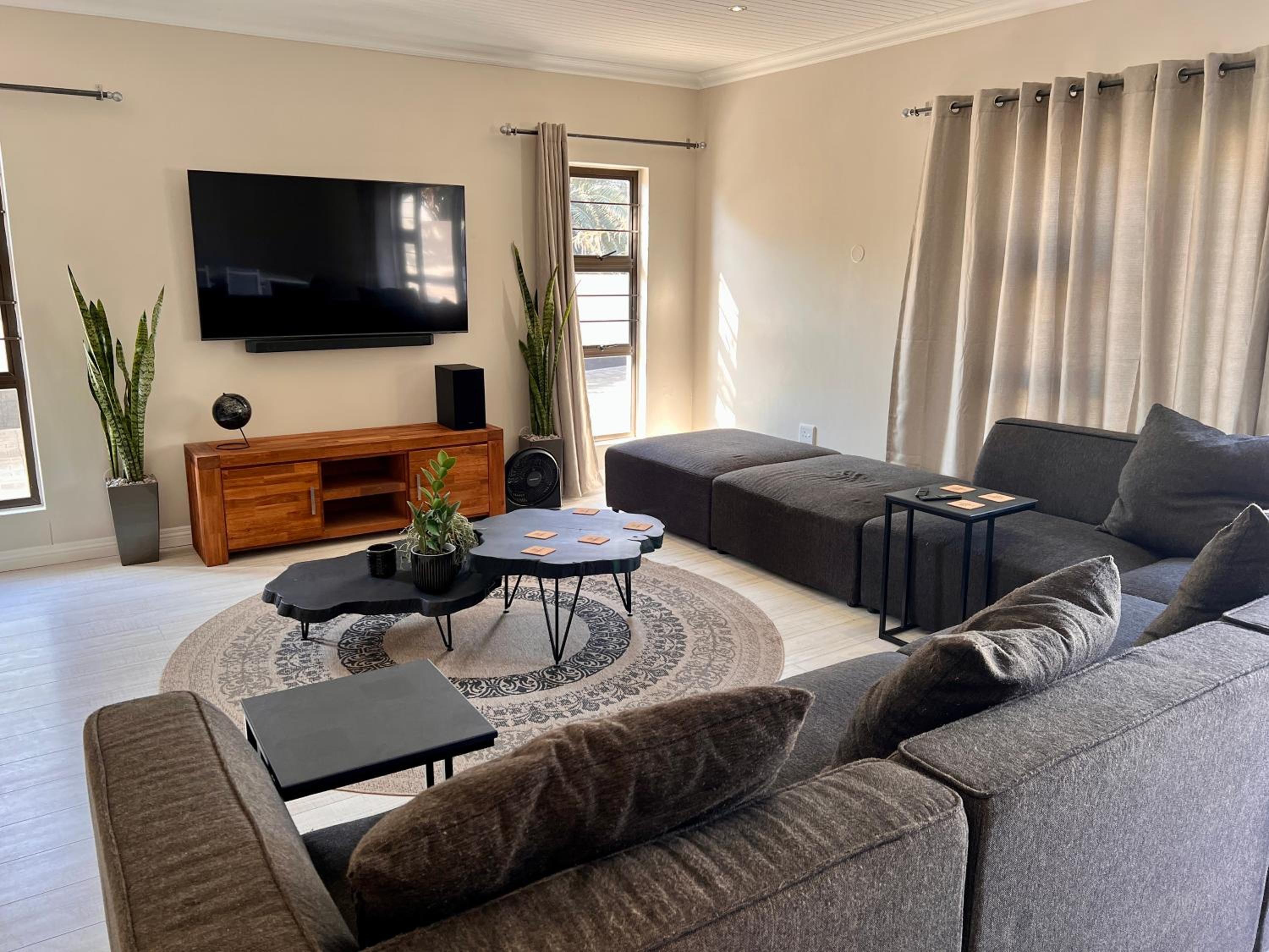 Six-Bedroom House photo 1
