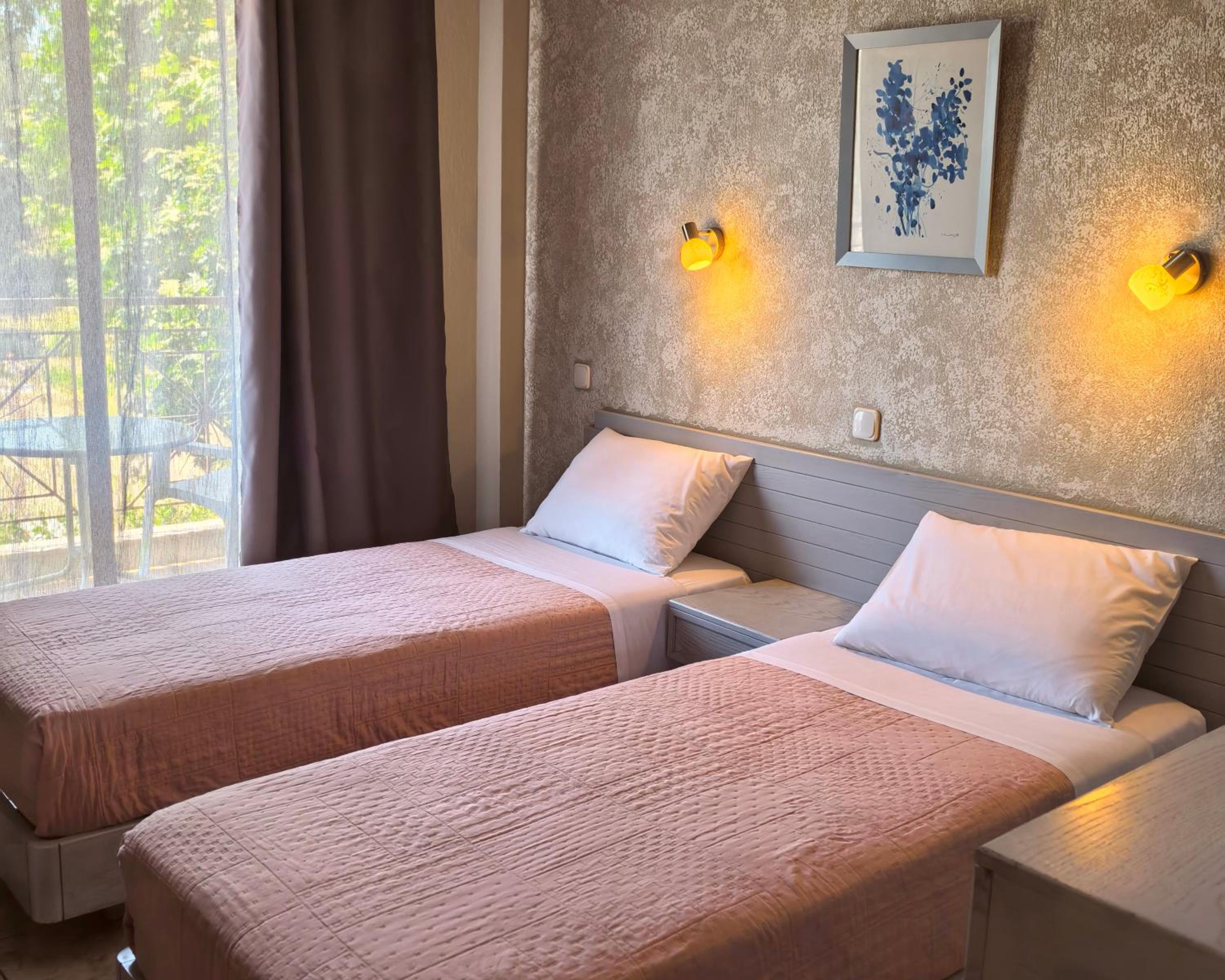 Double Room with Balcony - Photo 3