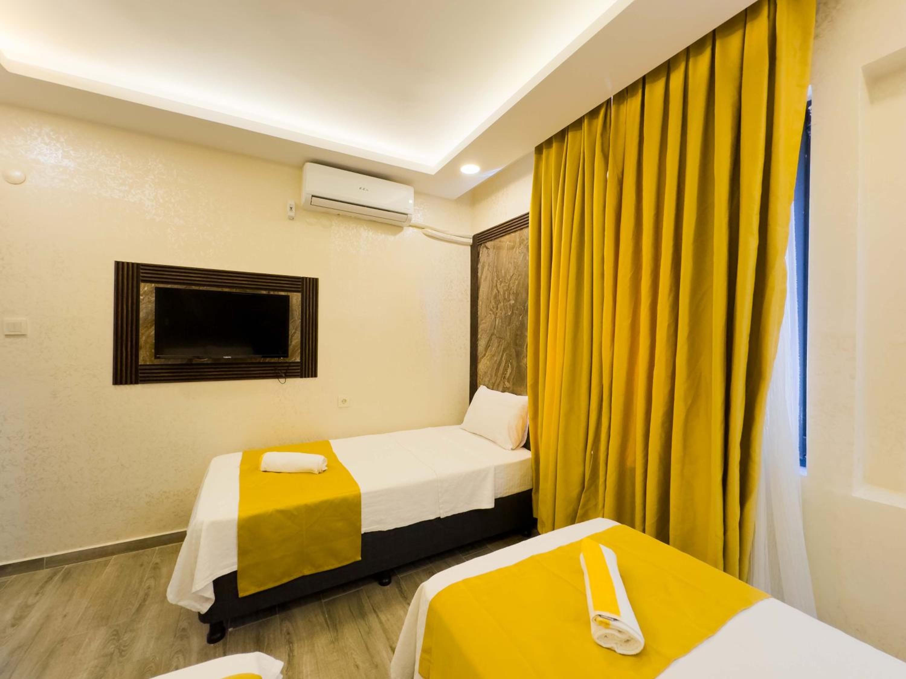 Economy Triple Room photo 2