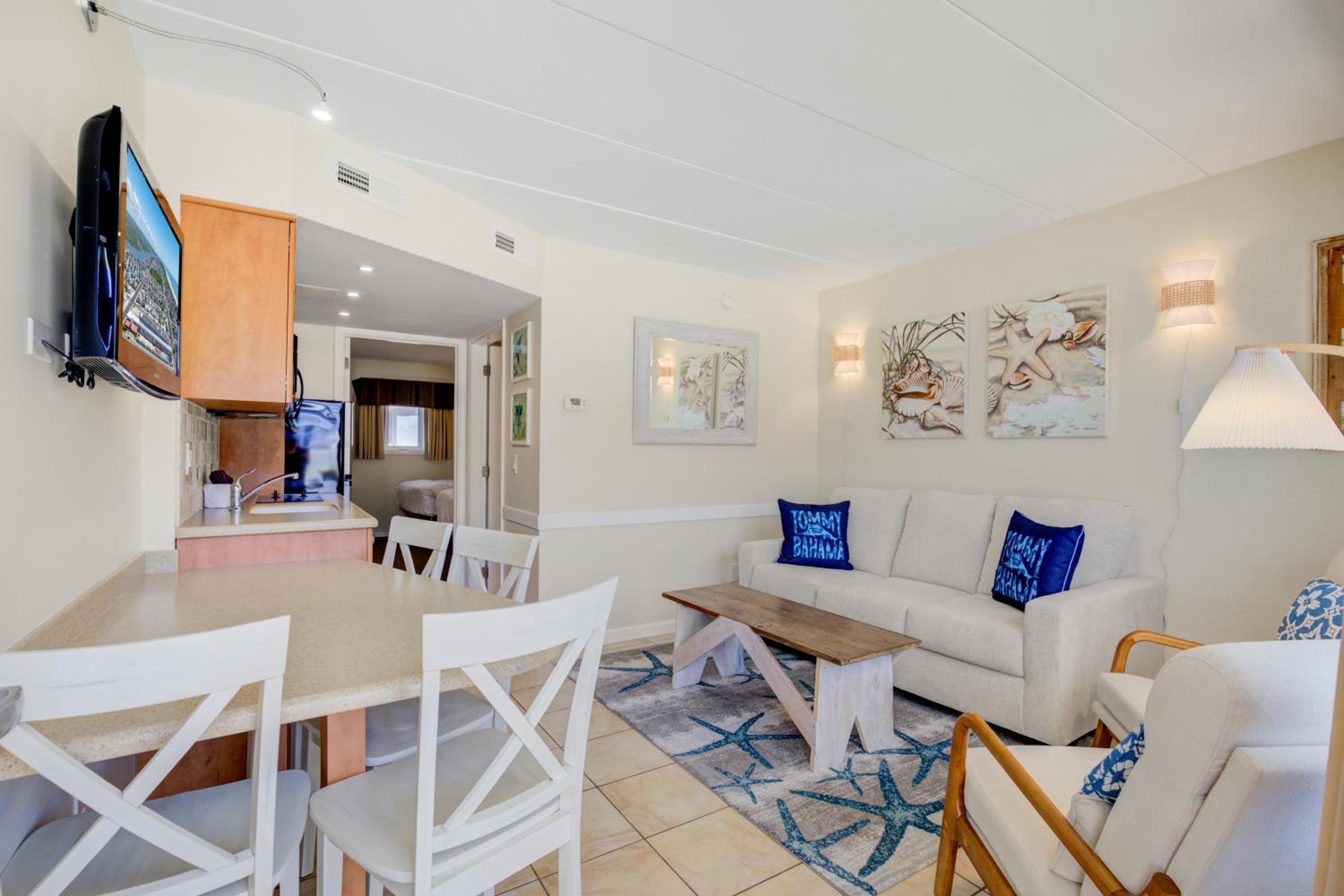 Deluxe Queen Suite