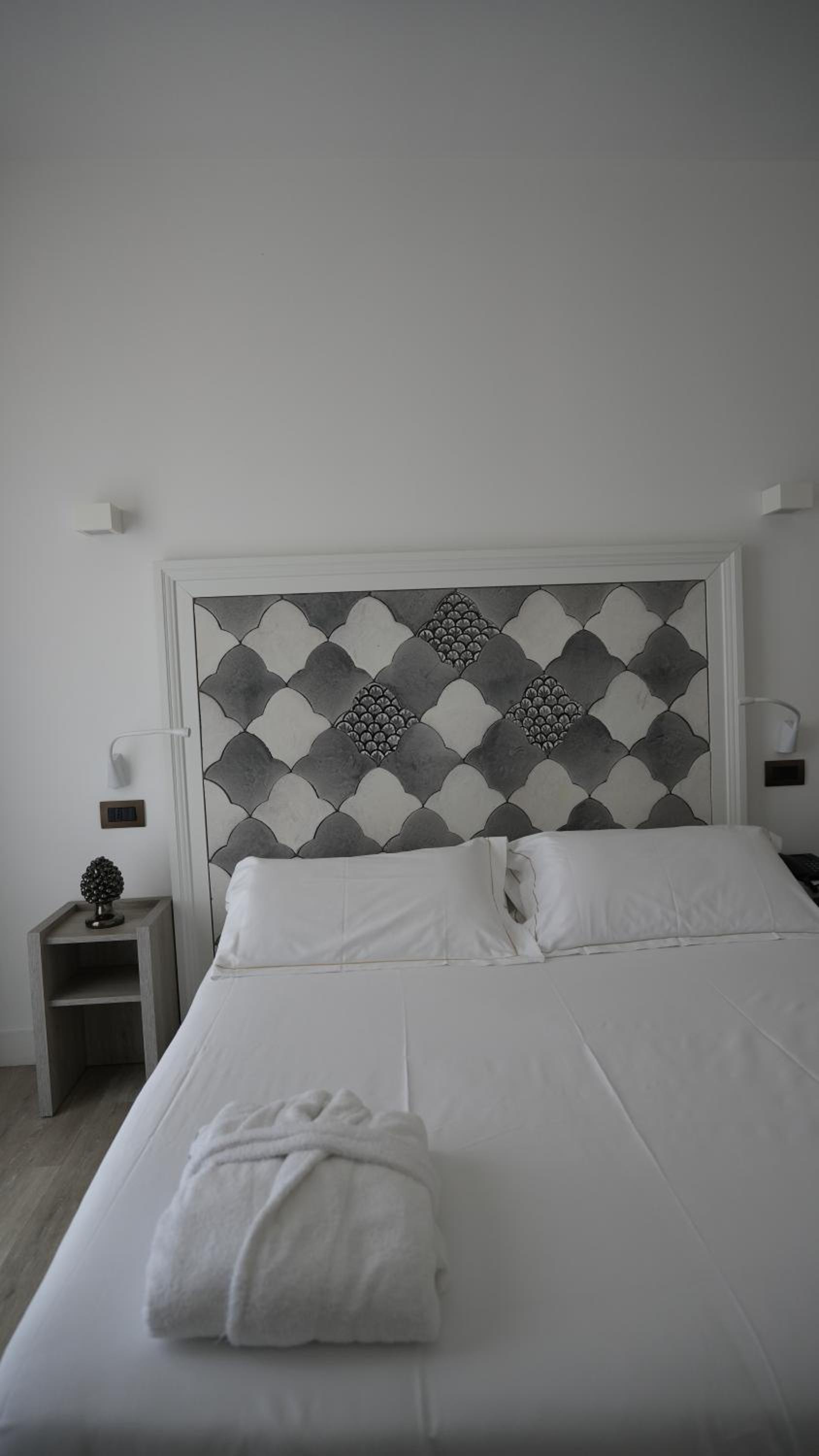 Standard Double Room - Photo 25
