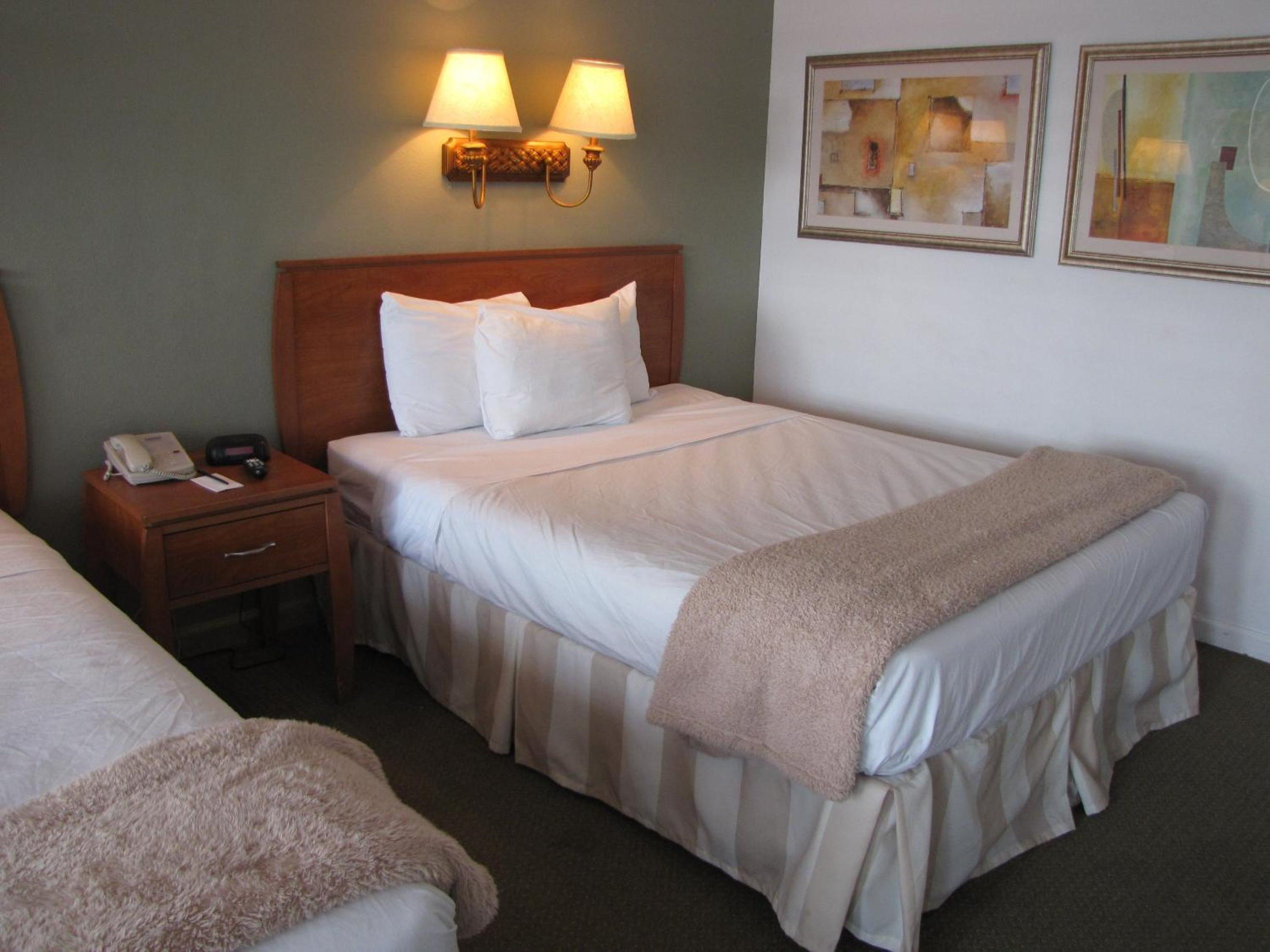 Queen Room with Two Queen Beds photo 2