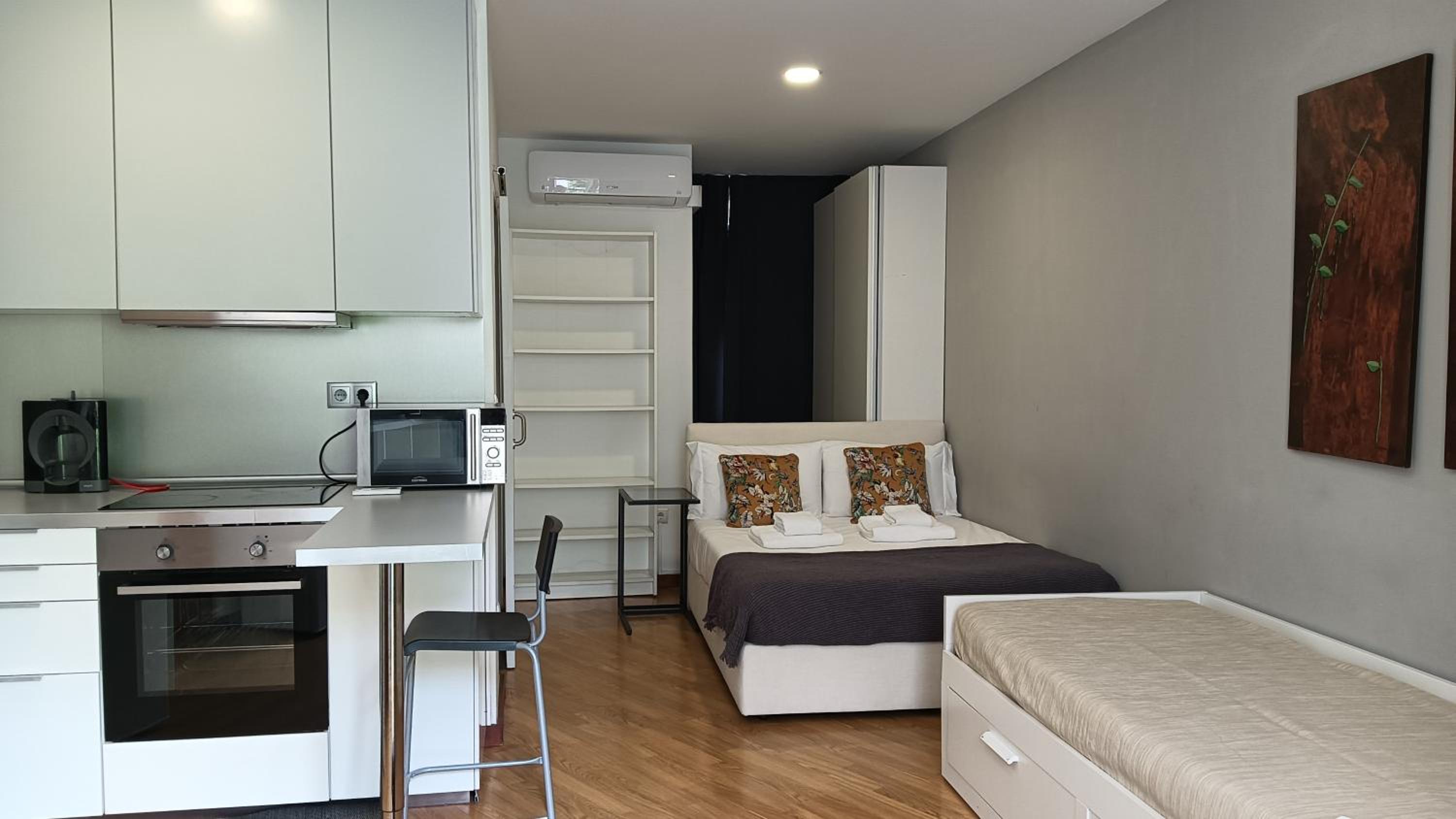 One-Bedroom Apartment photo 2