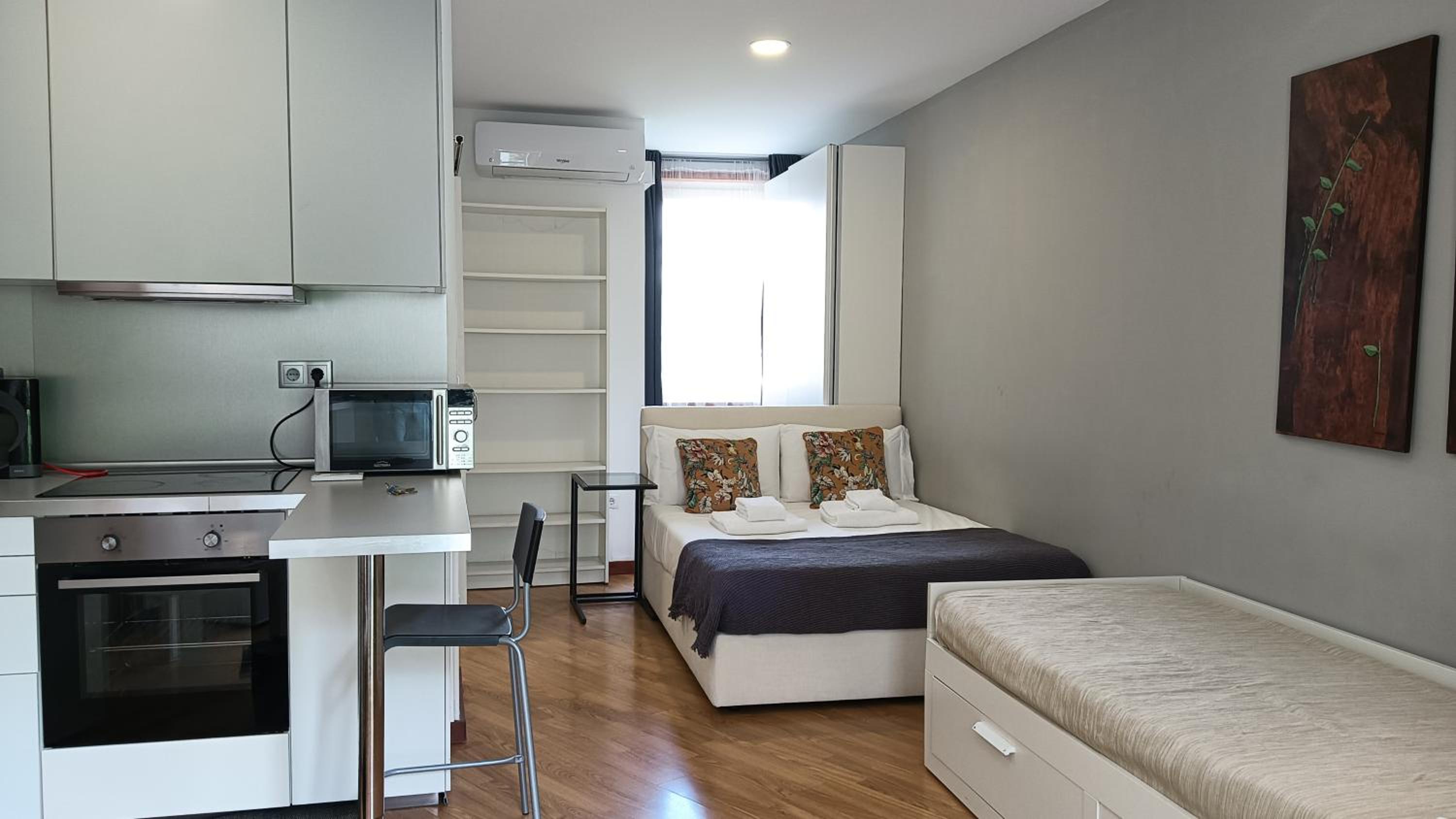 One-Bedroom Apartment photo 1