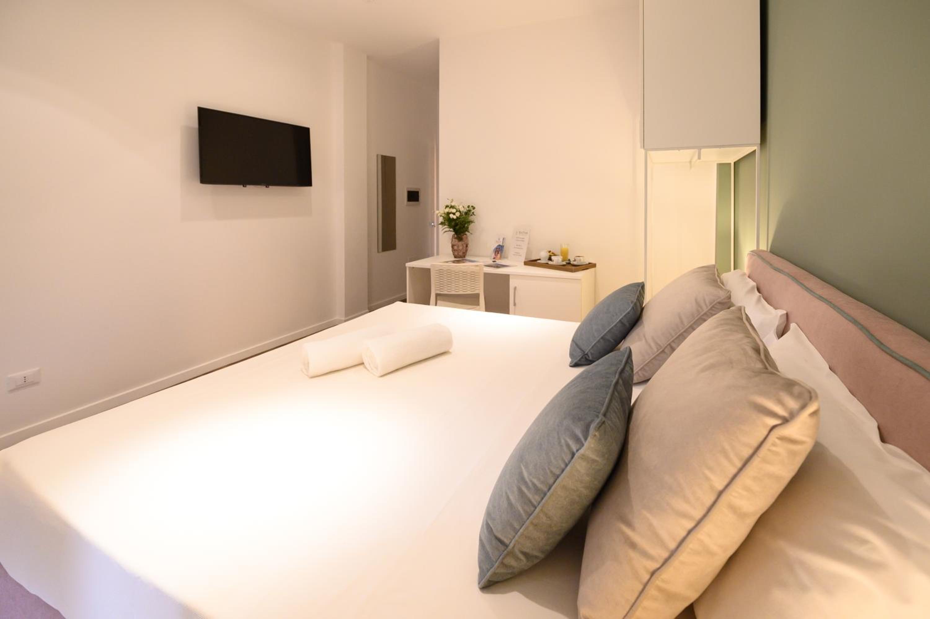 Deluxe Double or Twin Room - Photo 8