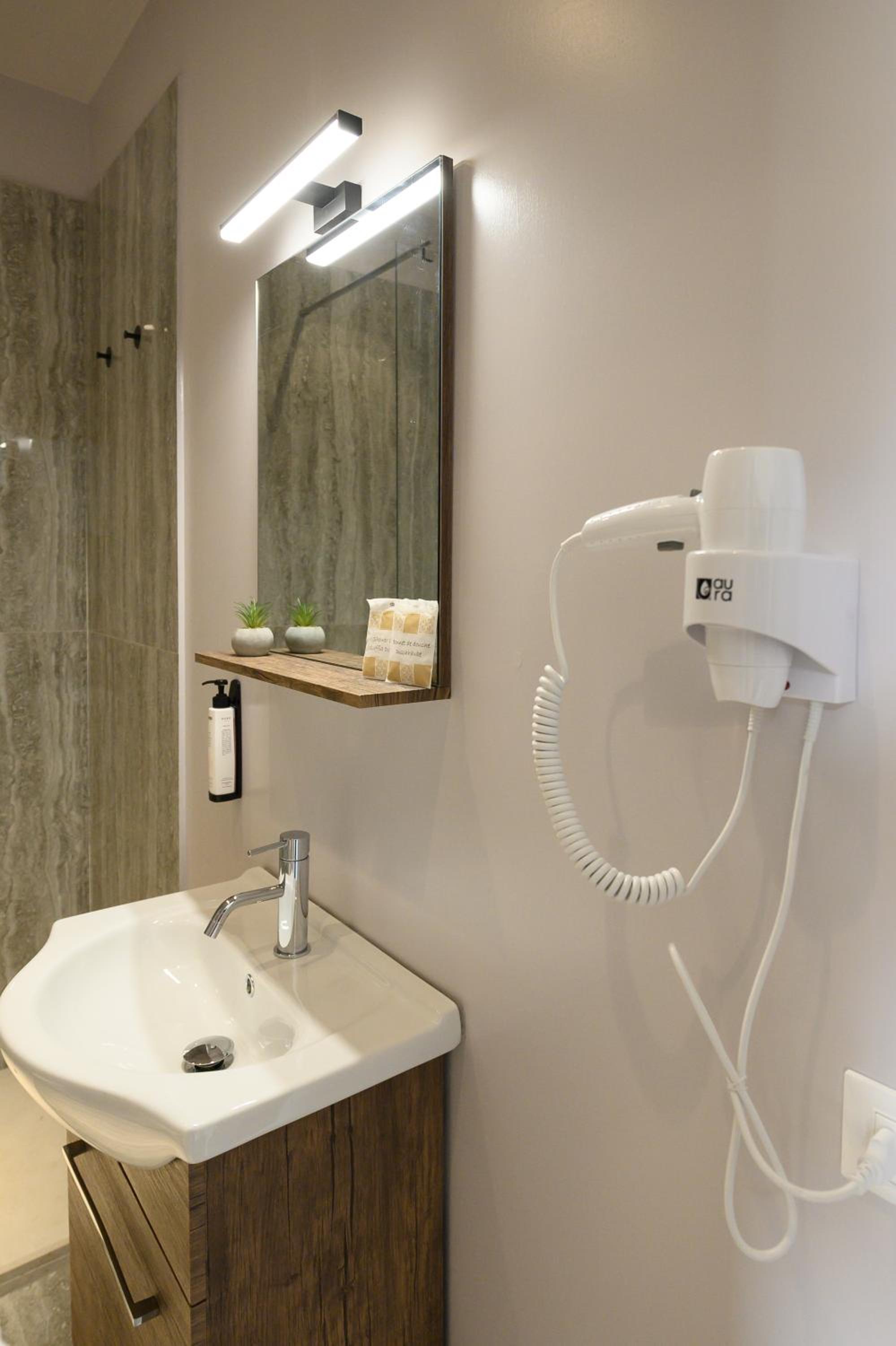 Deluxe Double or Twin Room - Photo 3