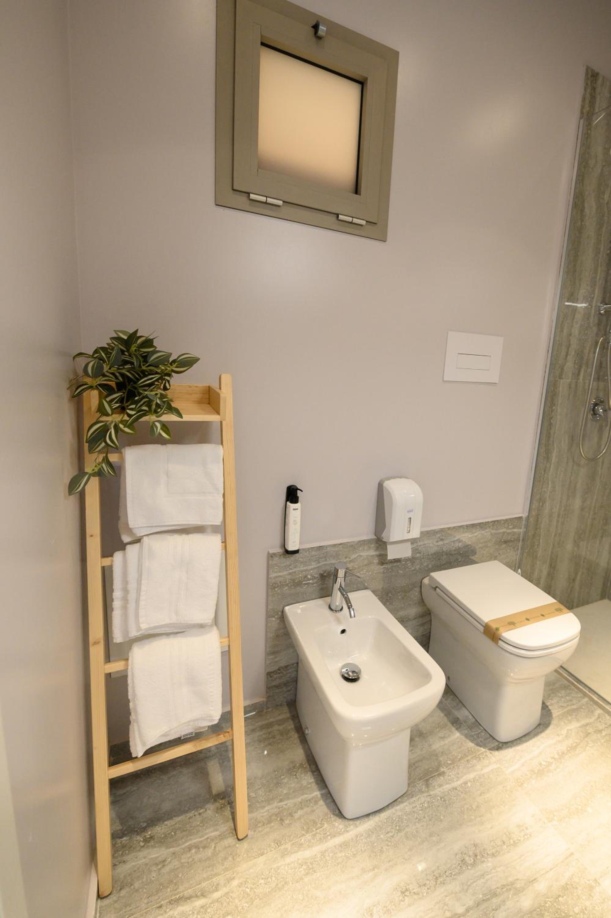 Deluxe Double or Twin Room - Photo 5