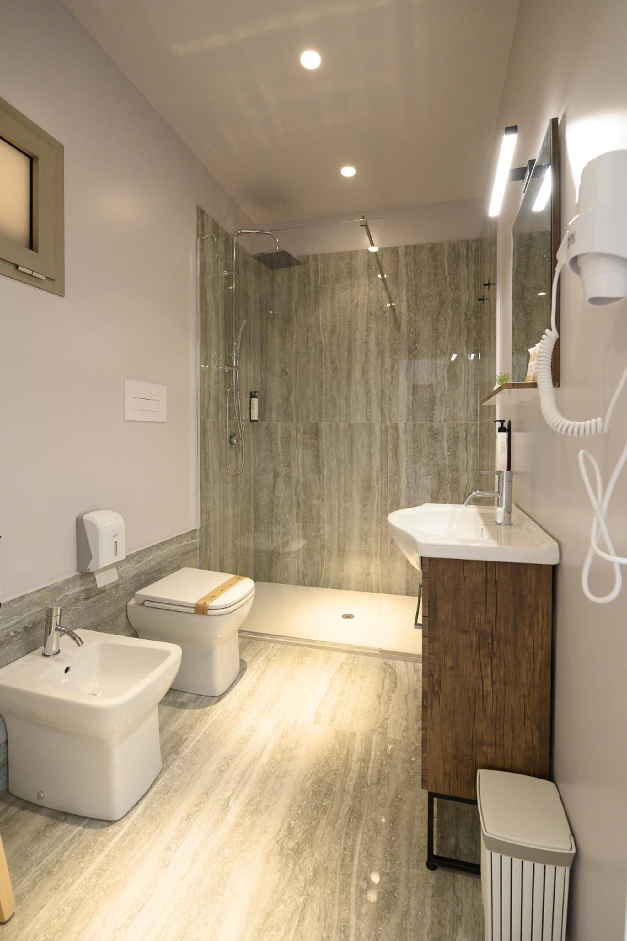Deluxe Double or Twin Room - Photo 6