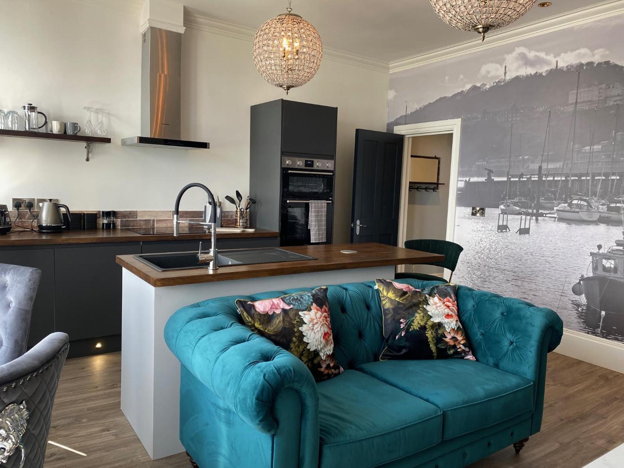One-Bedroom Apartment with Sea View photo 2
