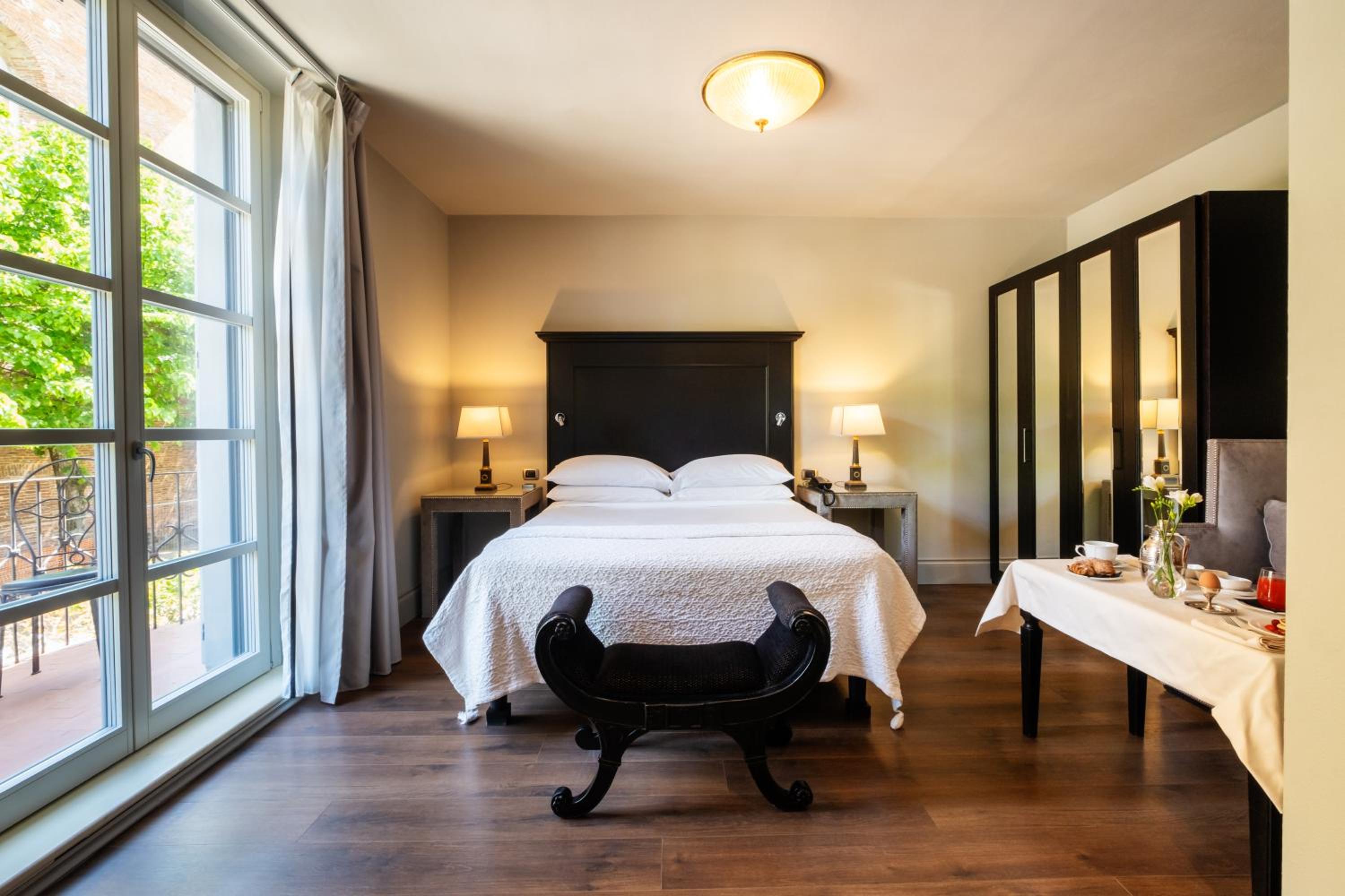 Deluxe Double Room with Balcony - Photo 2