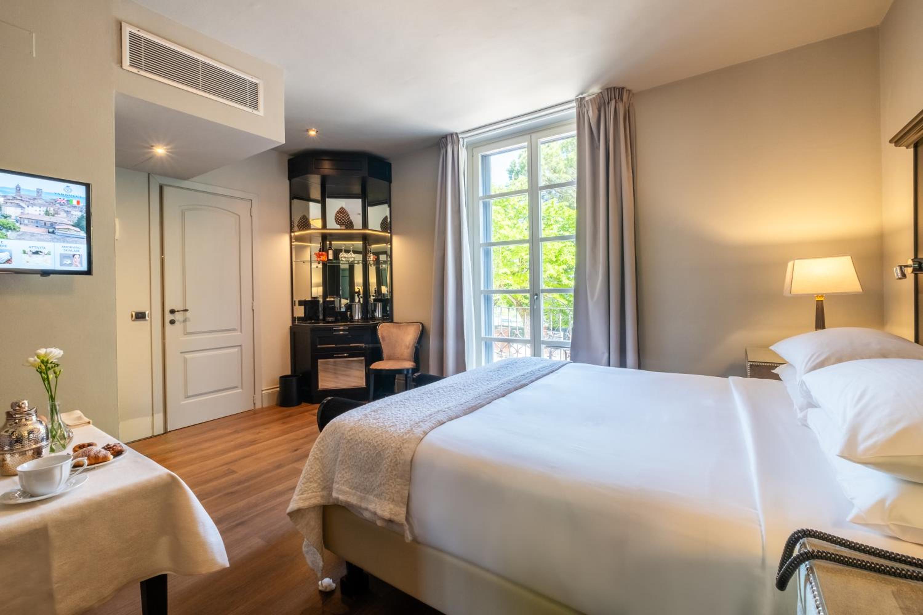 Deluxe Double Room with Balcony - Photo 3