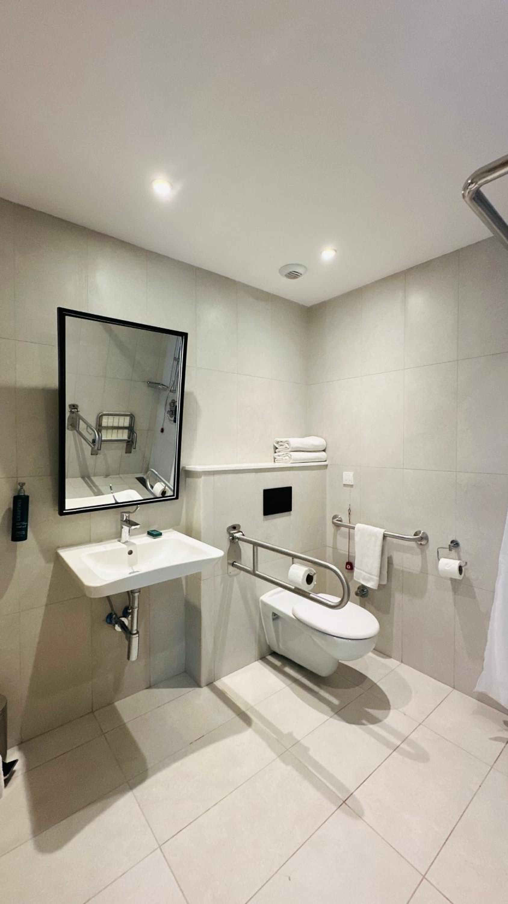 King Room - Mobility Accessible  - Photo 5