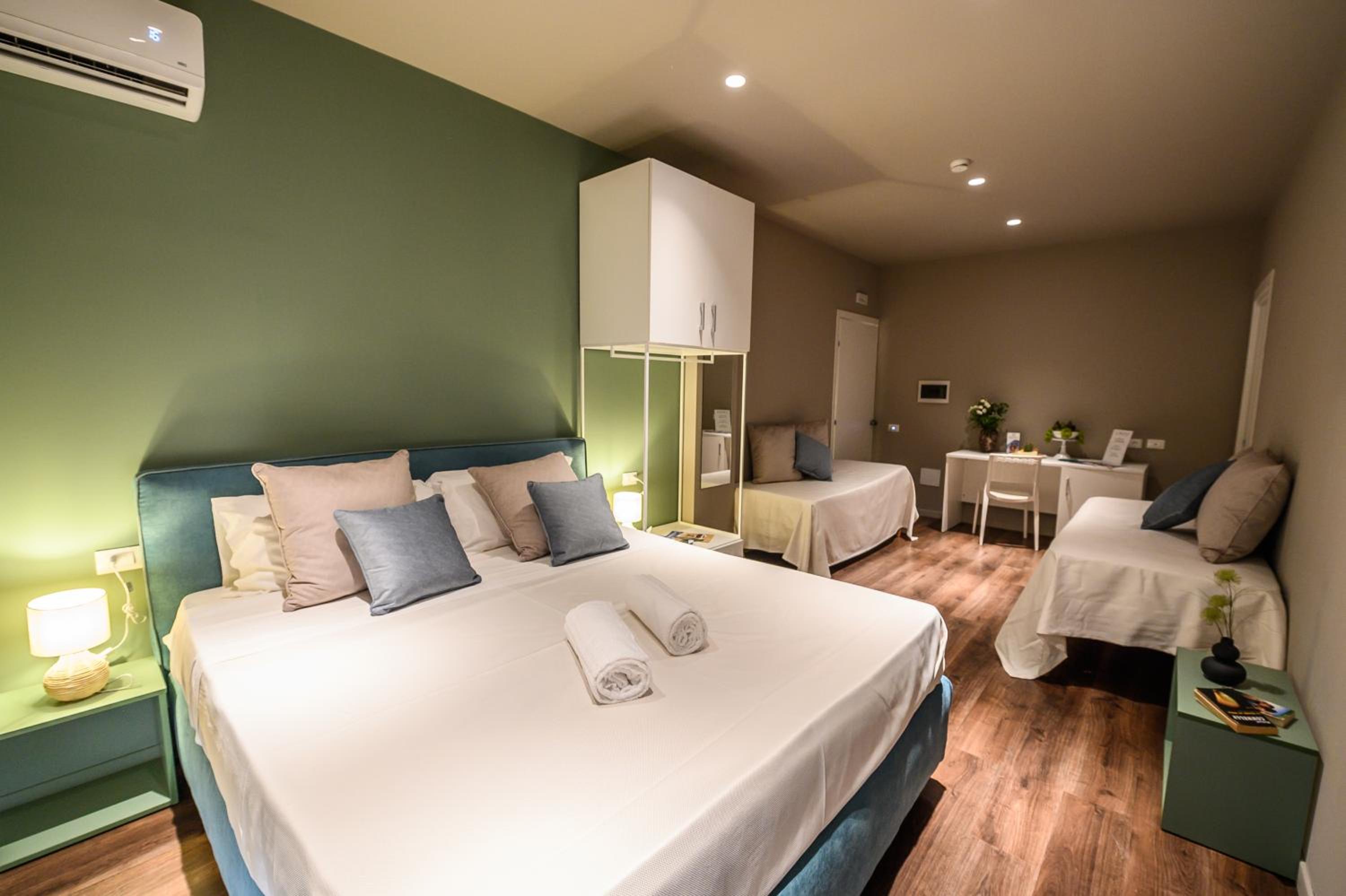 Deluxe Quadruple Room - Photo 1