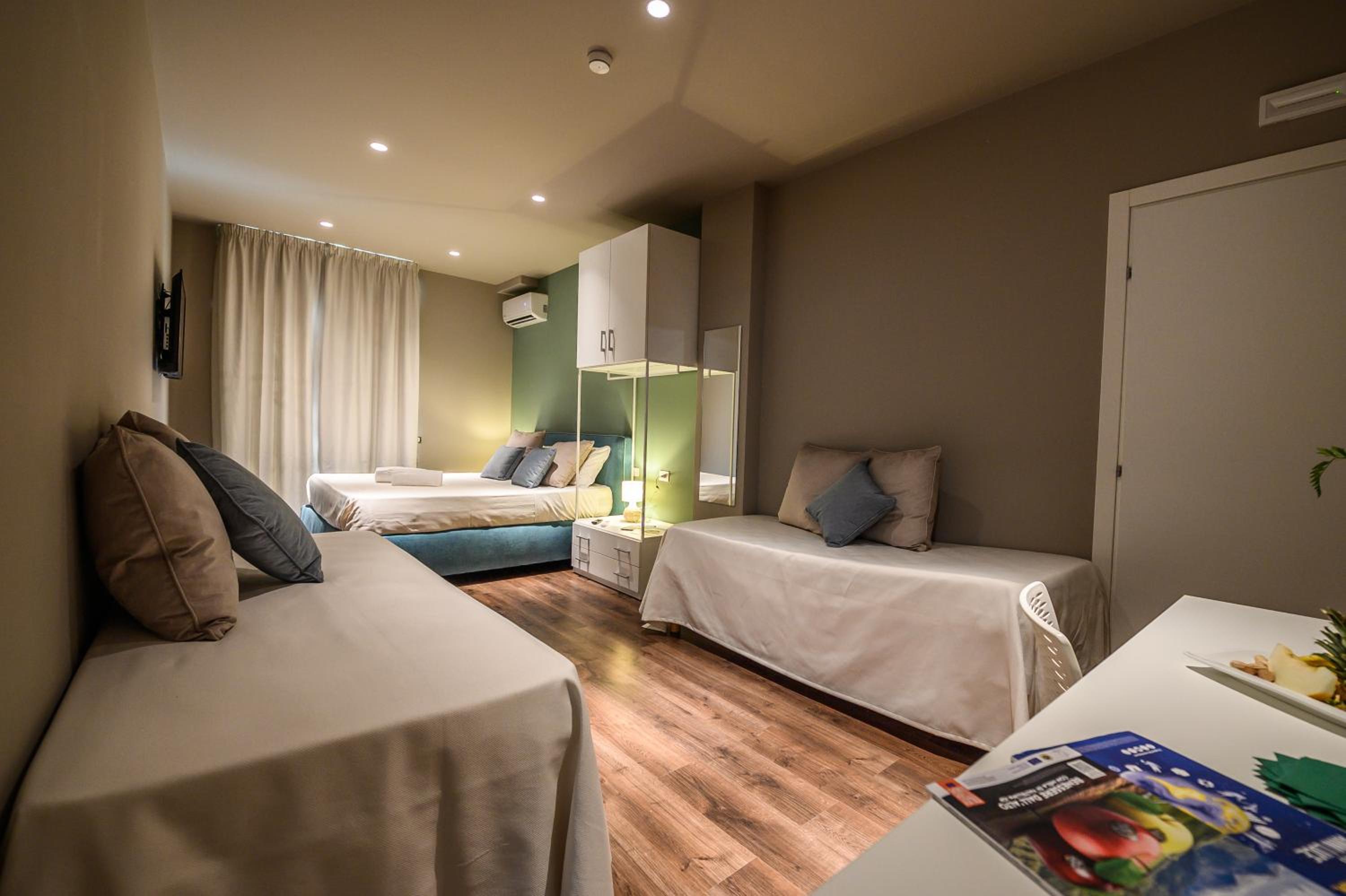 Deluxe Quadruple Room - Photo 4