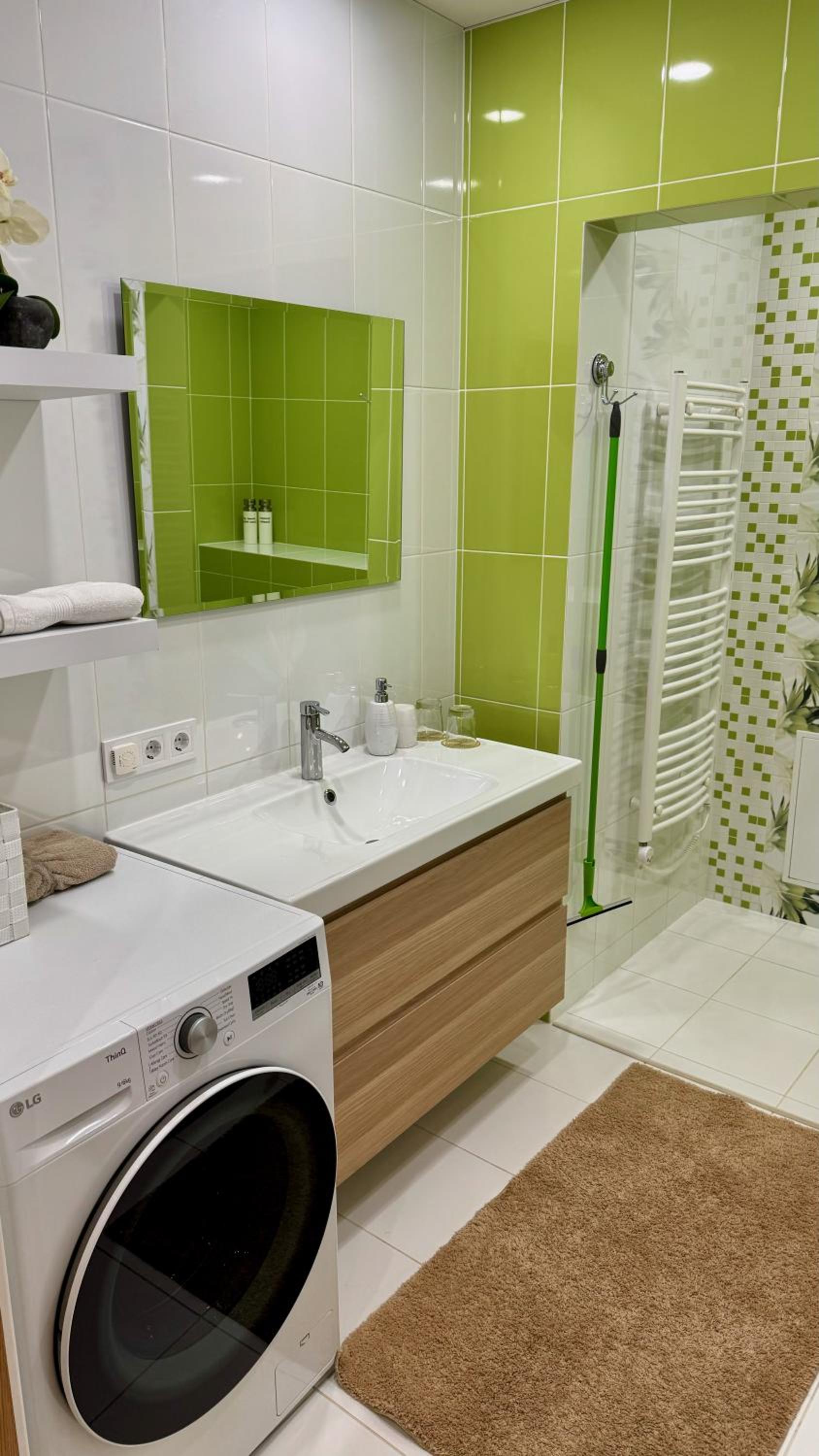 Family Room with Shower photo 2