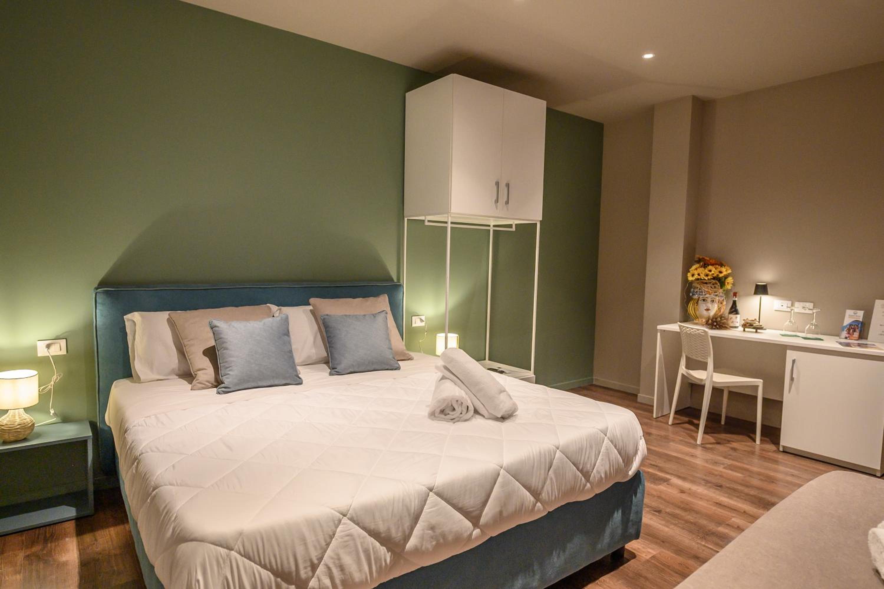 Deluxe Triple Room - Photo 9