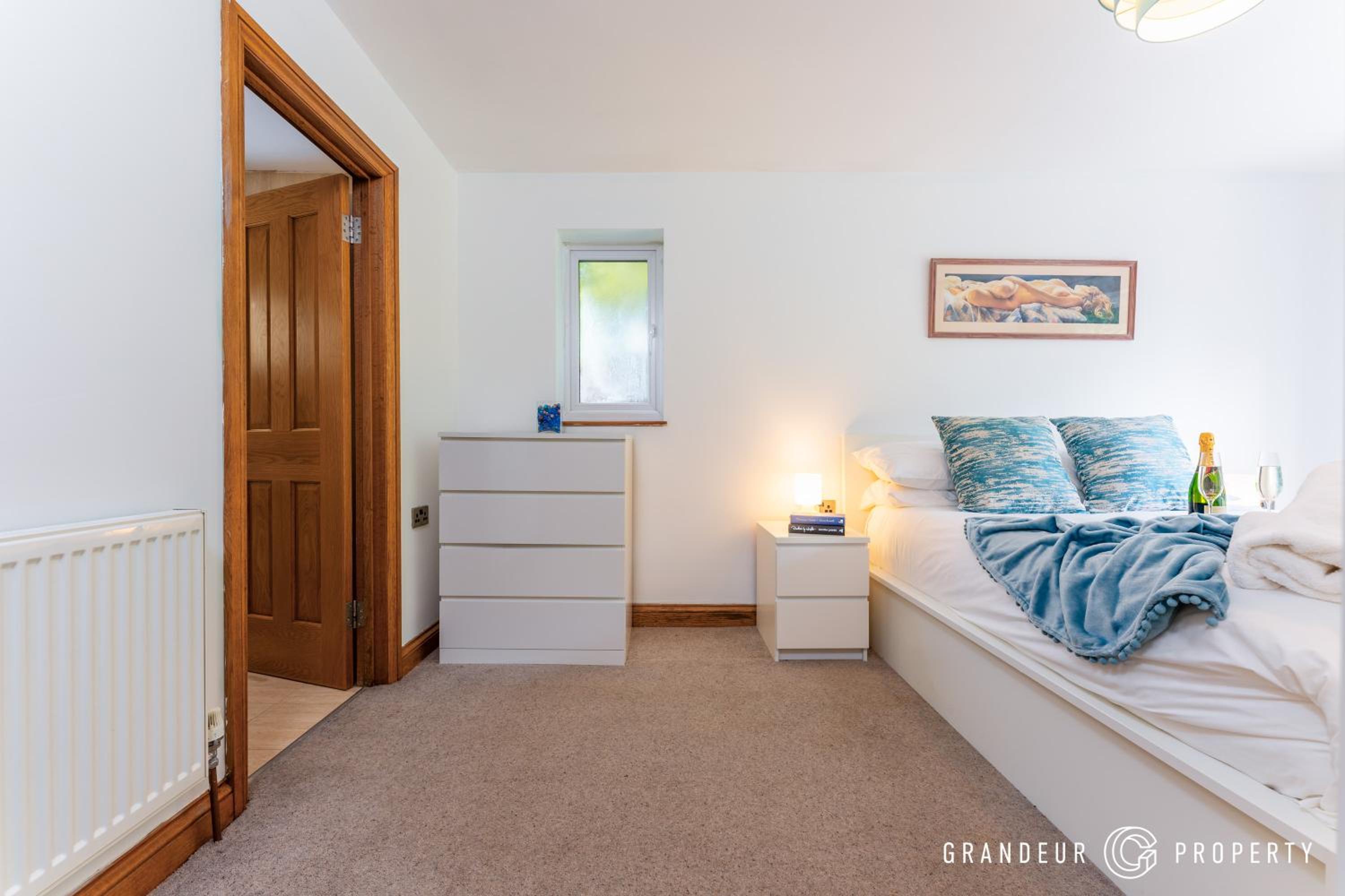 Three-Bedroom House photo 3