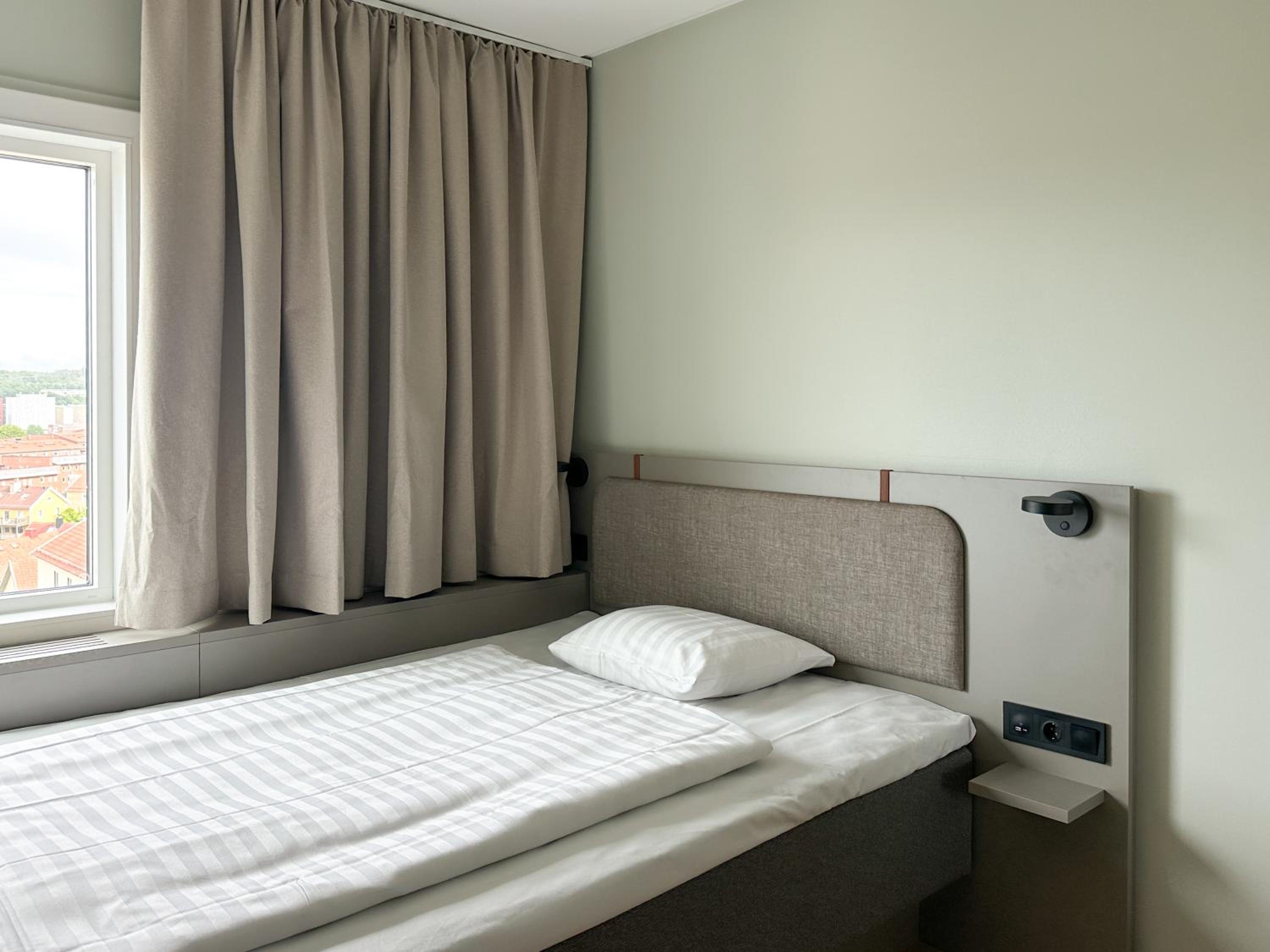 Compact Double Room (55 in bed) - Photo 1