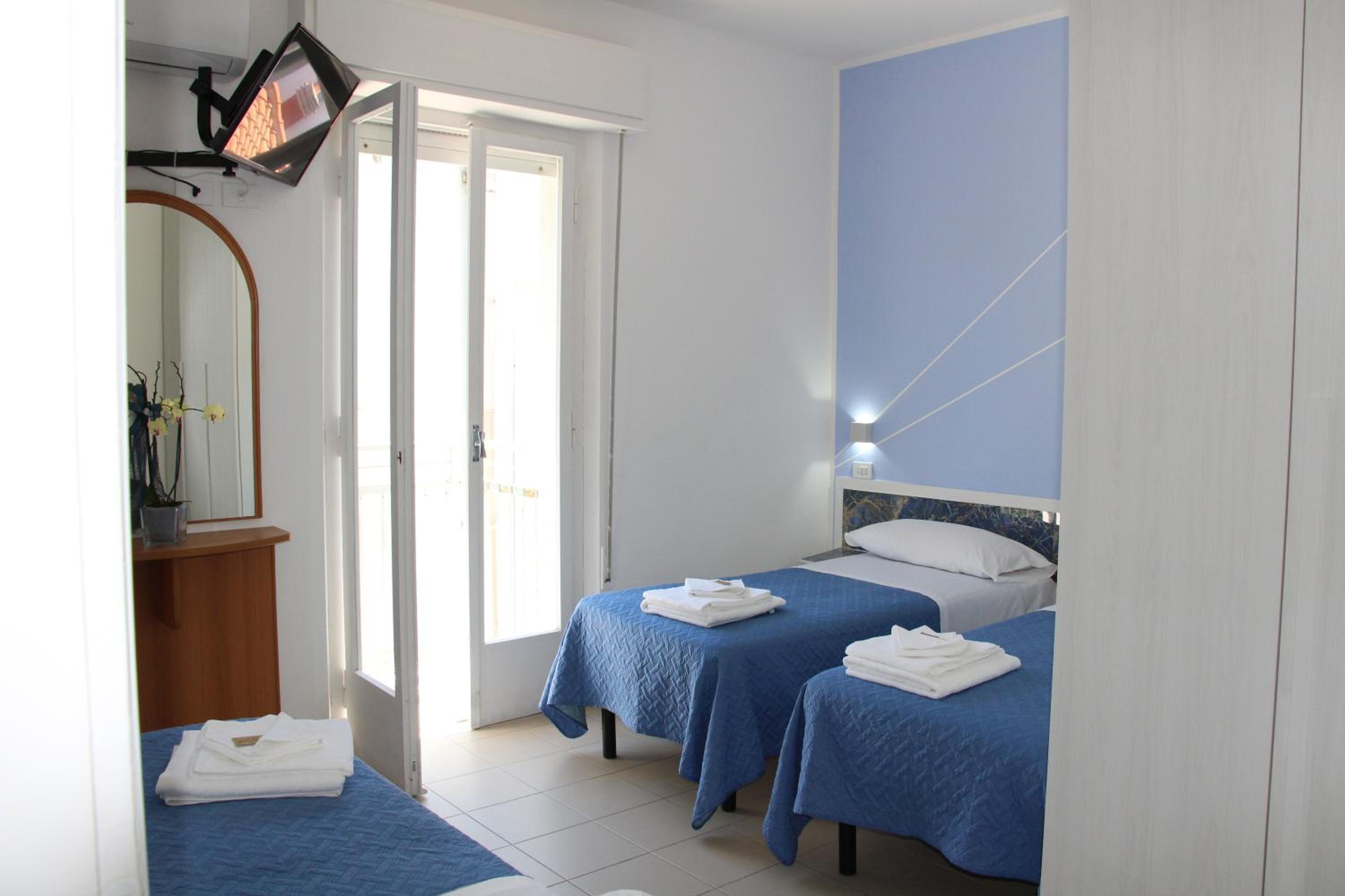 Deluxe Triple Room - Photo 2