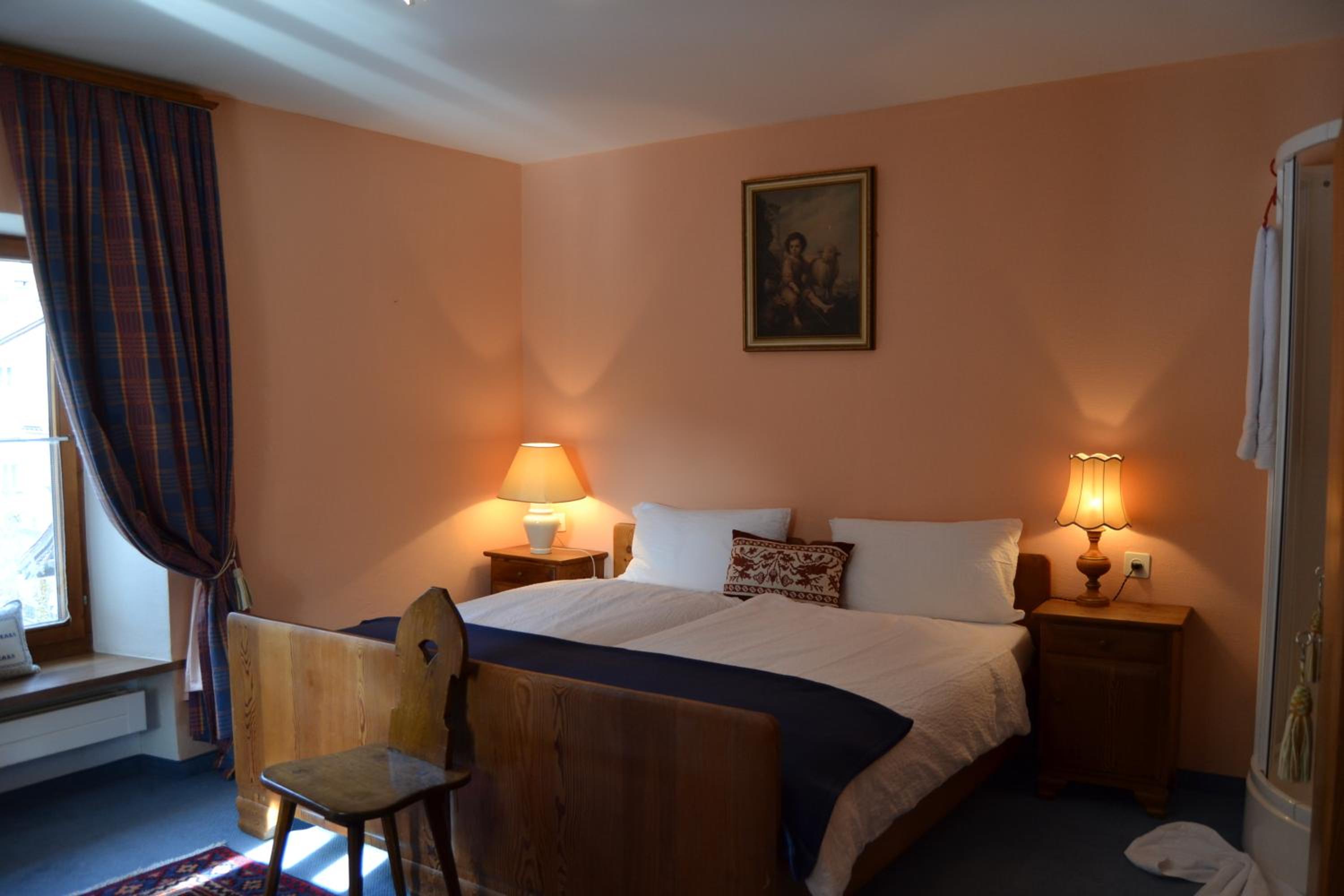 Twin Room with Shared Toilet and extra bed
