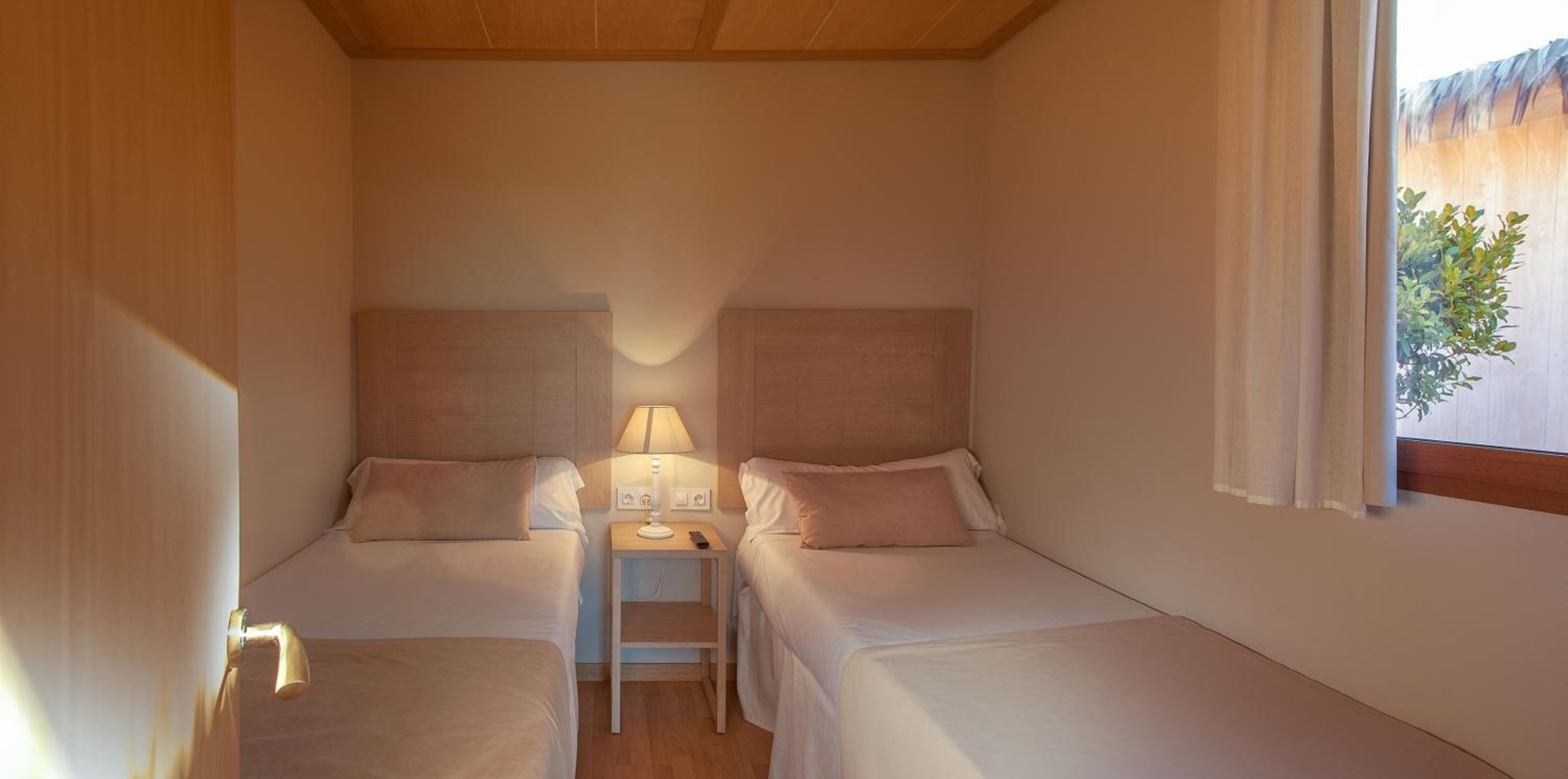 Bungalow de Tres Dormitorios (2 Adultos + 5 Niños) con Acceso a Terra Natura Park